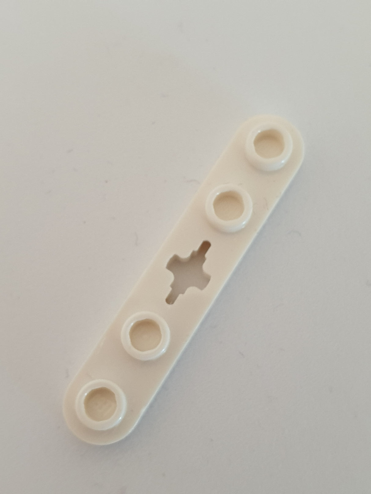 NEU Technik, Platte 1 x 5 mit runden Enden, 4 und Achsloch weiß