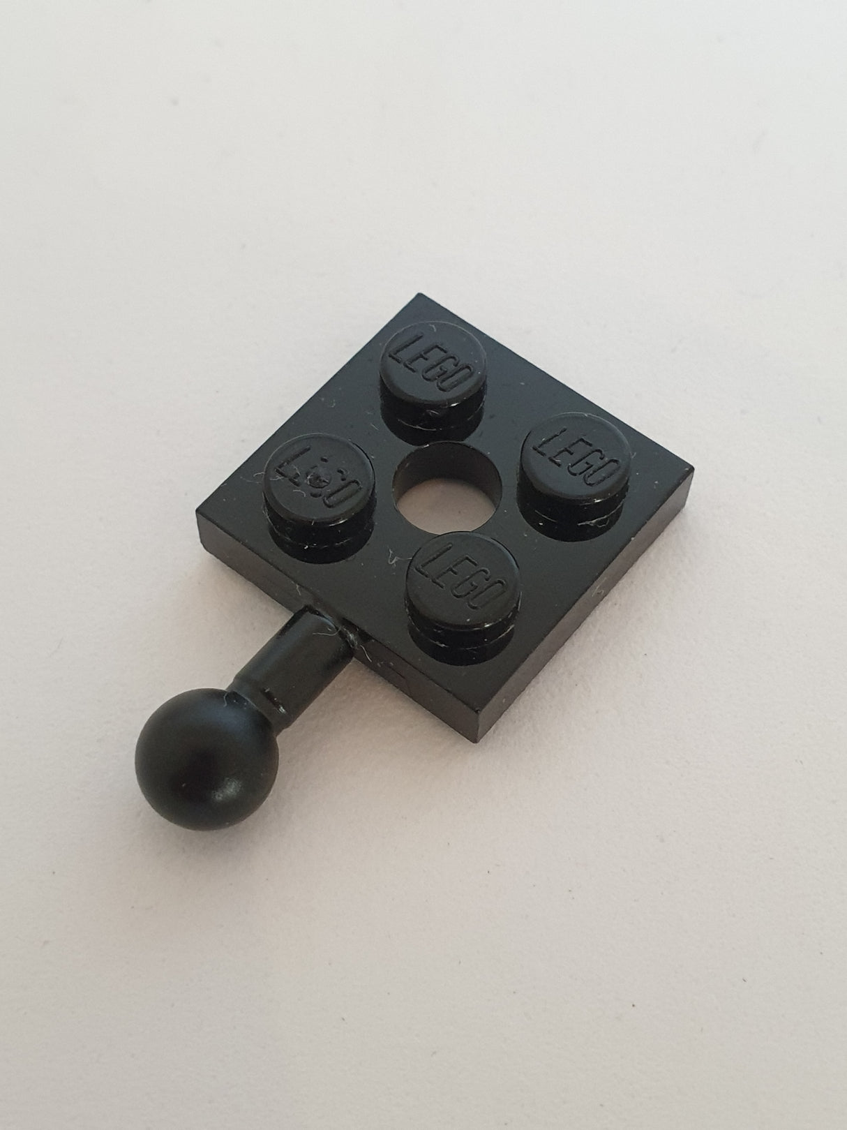 NEU Platte, modifiziert 2 x 2 mit Kugelkopf und Loch schwarz