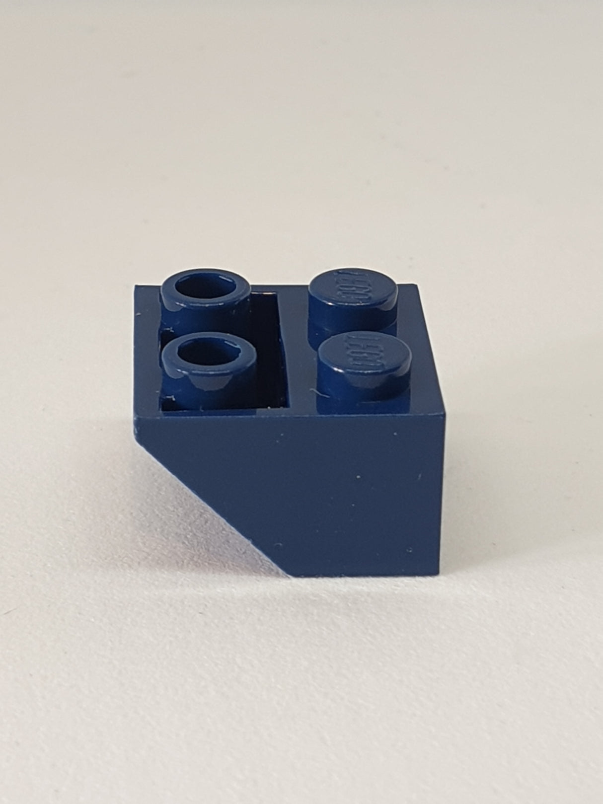 NEU Schräge, invert 45 2 x 2 mit flachem unteren Stift dunkelblau