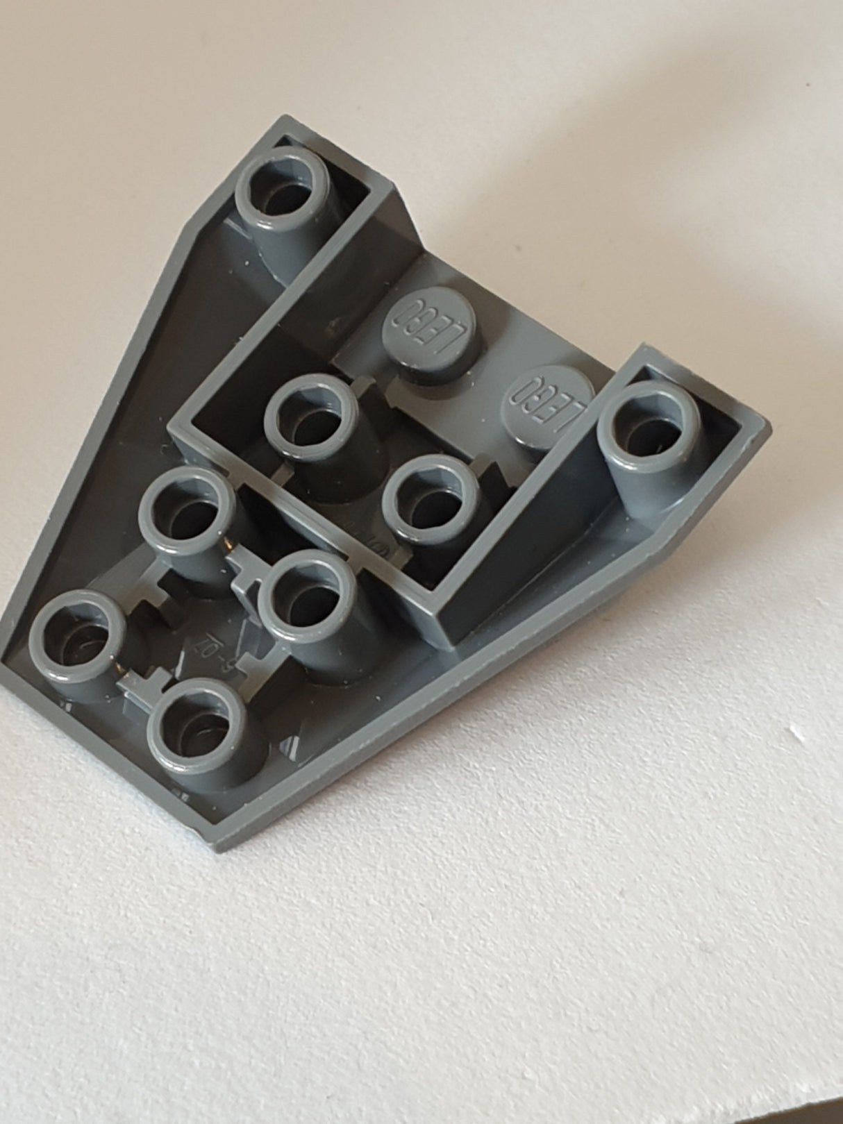 NEU Keilstein 4 x 4 dreifach, invert Verbindung zwischen 4 Noppen neudunkelgrau