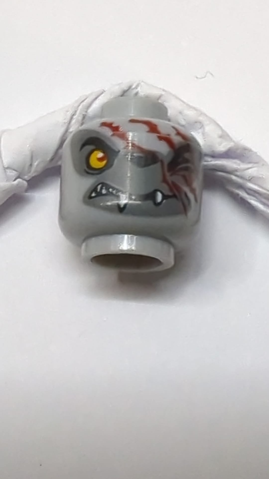 Minifigur, Kopf doppelseitiger Alien Chima Wolf mit orangefarbenem Auge, dunkelgrauem Gesicht und roten Narben, geschlossenem/offenem Mundmuster Winzar neuhellgrau