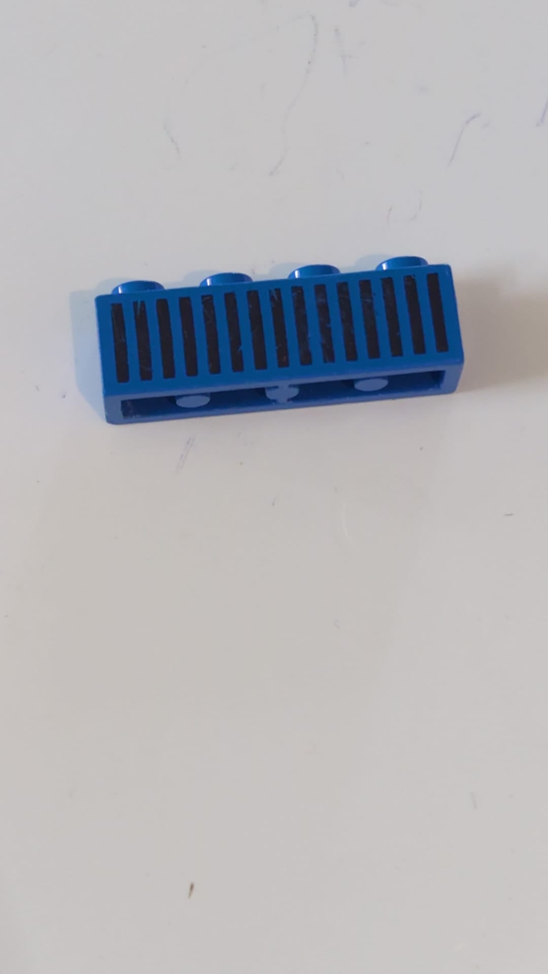 1x4 Stein mit schwarzem Gitter und 15 vertikalen Linienmuster blau