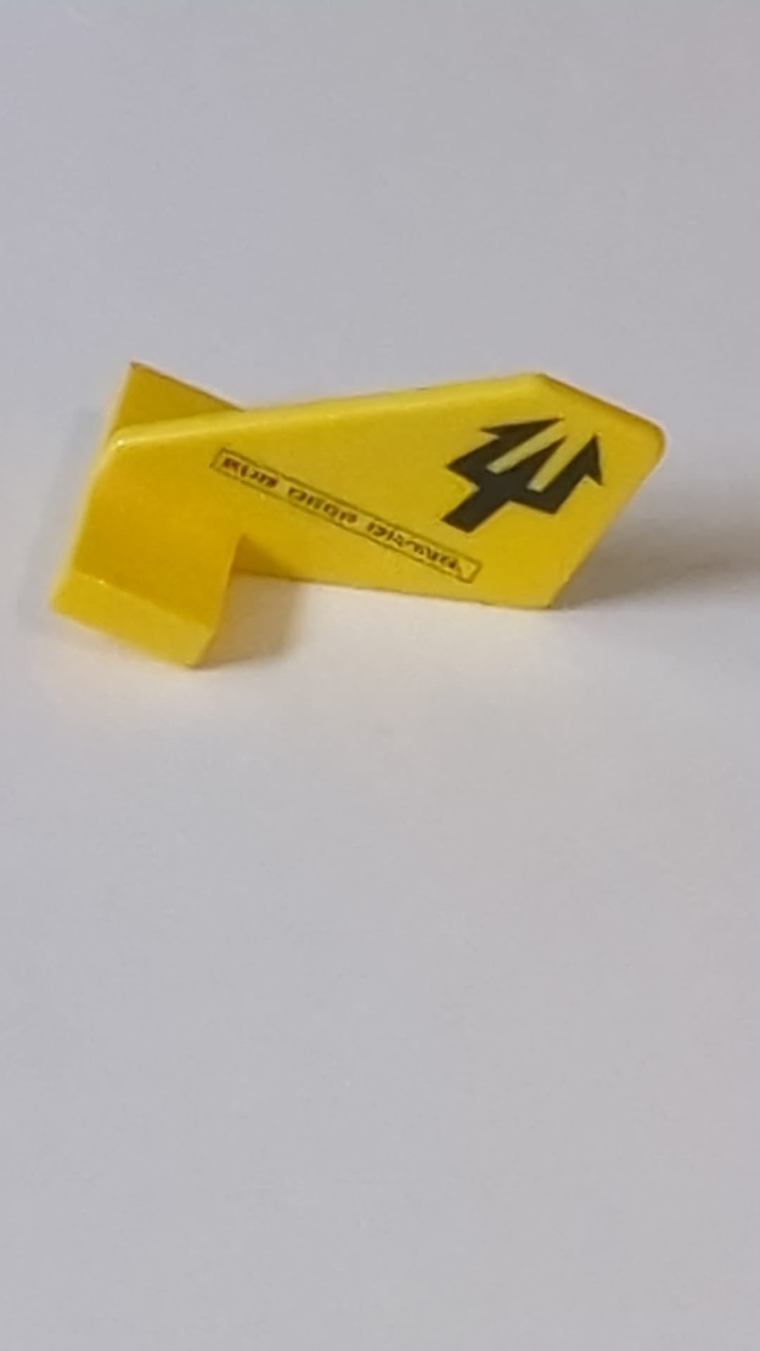 Tail Shuttle, klein mit schwarzem Dreizack und dem Textmuster "Sub Deep Diving" auf beiden Seiten (Aquaraiders II) gelb