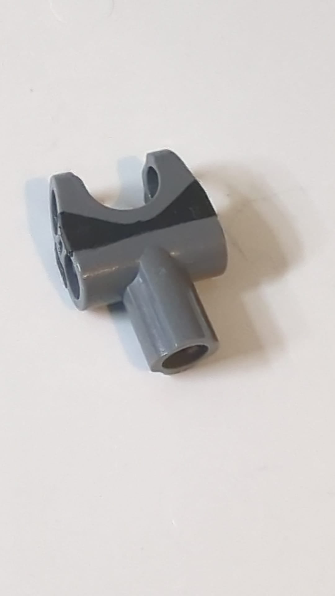 Technic, Achsverbinder 2 x 3 mit Kugelgelenkpfanne und Achspfanne mit geformtem schwarzem Gummieinsatz neudunkelgrau