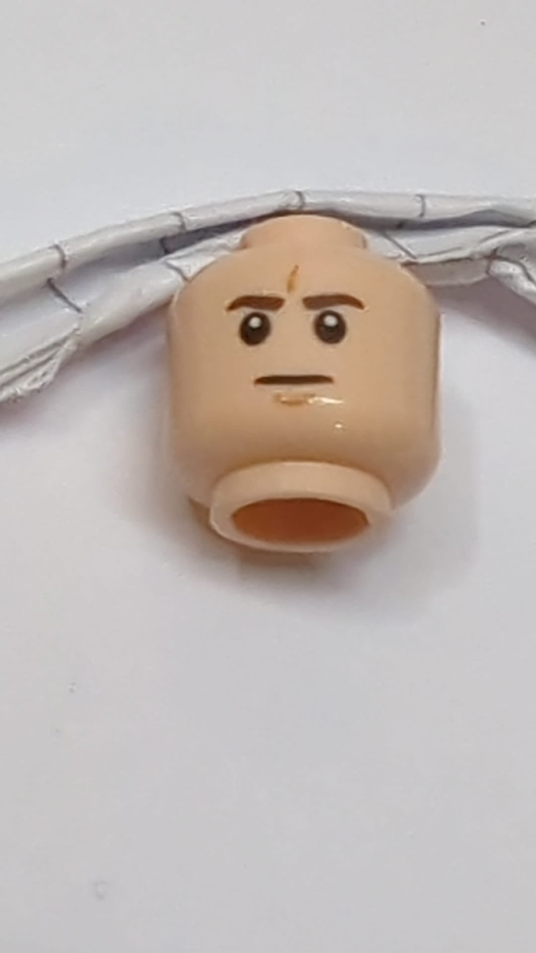 Minifigur, Kopf: Dunkelbraune Augenbrauen, Mittelbraunes Kinn, Grübchen, Stirnfalten, Neutrales Muster hellnougat (fleischfarben)