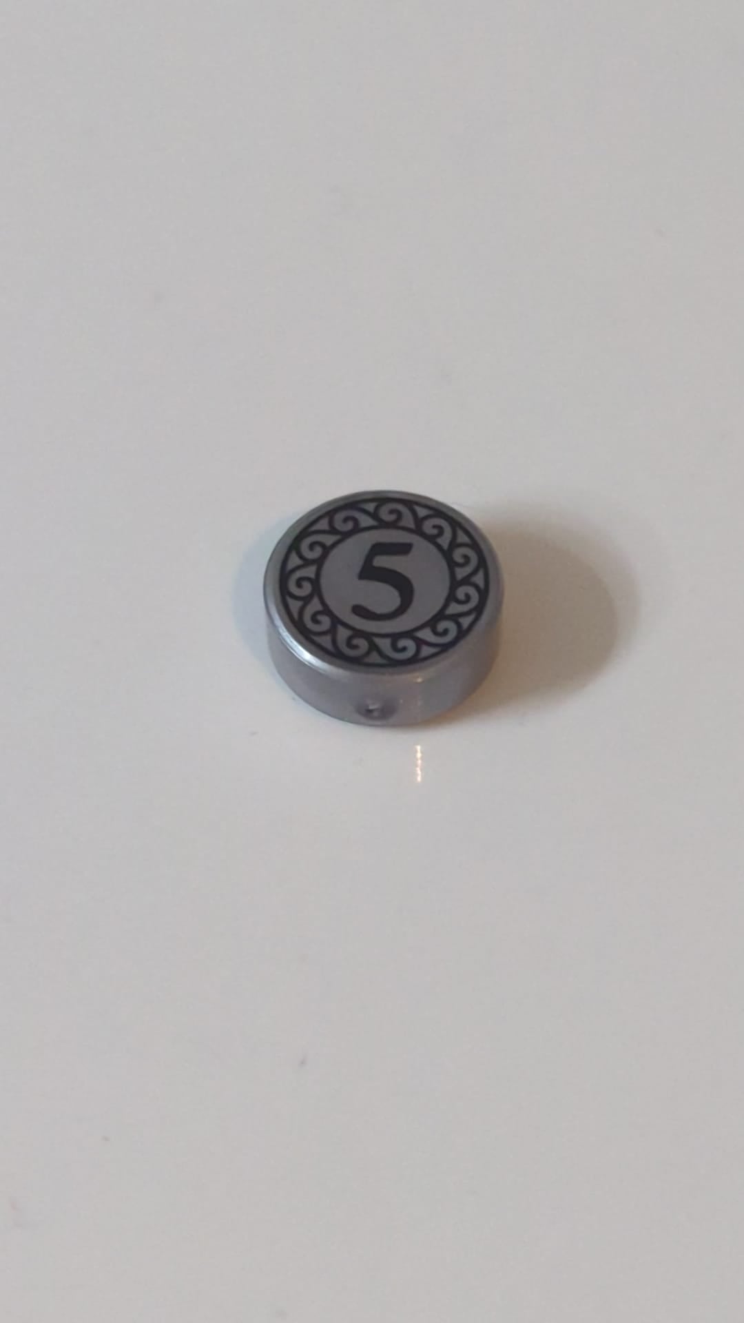 1x1 Fliese, rund mit schwarzem Münzmotiv (Zahl 5) pearlsilber