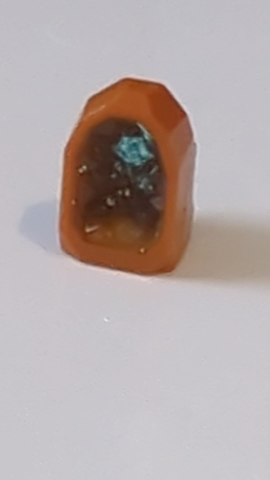 1x1 Fels-Element (Geode) mit eingearbeitetem Glitzer und Muster aus transparent-hellblauen Kristallen dunkelorange