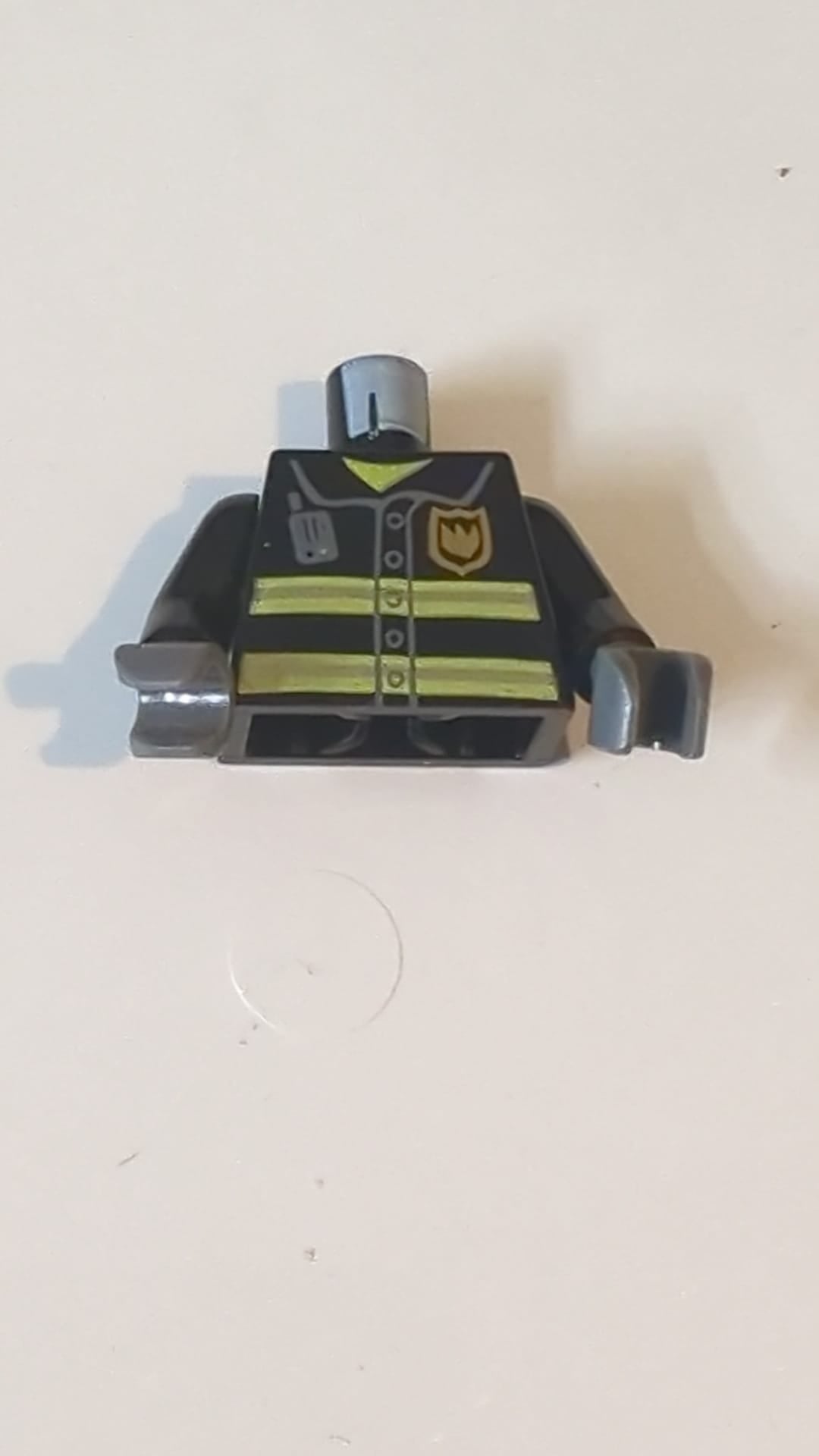 Torso: Feuerwehruniform mit goldenem Abzeichen, silbernen Reflexstreifen, dunkelblaugrauem Funktarnmuster / schwarze Arme / dunkelblaugraue Hände schwarz