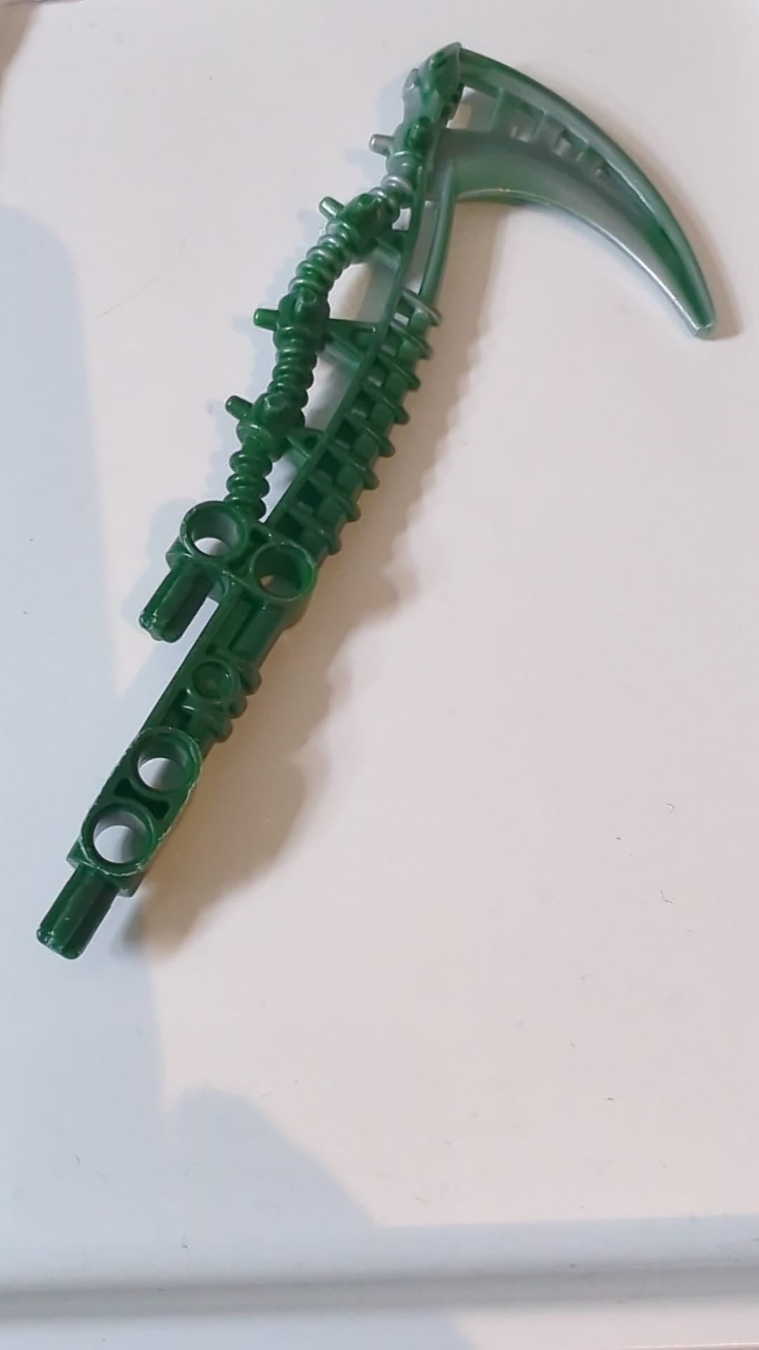 Bionicle-Waffe Venom Speer mit marmoriertem, perlmuttfarbenem, hellgrauem Muster dunkelgrün
