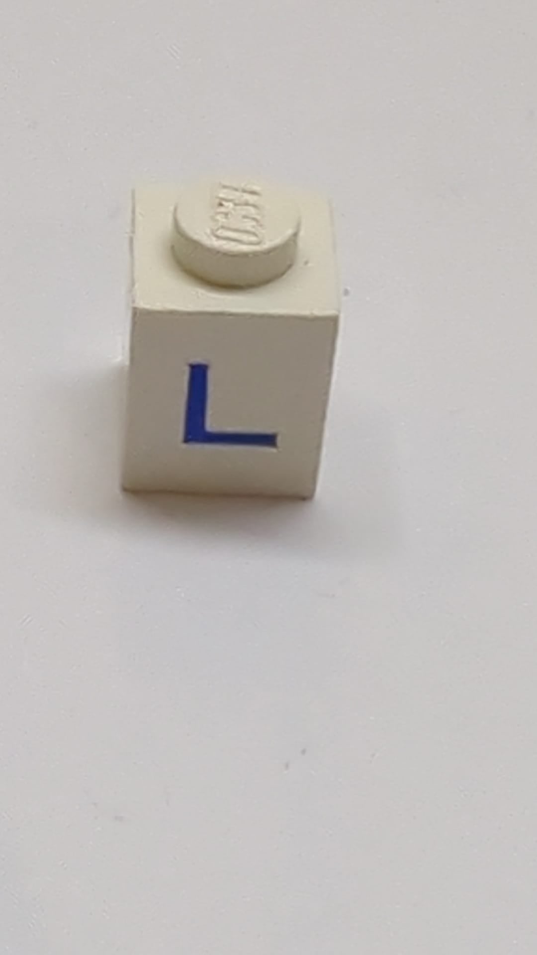 1x1 Stein mit blauem Großbuchstaben-L-Muster weiß