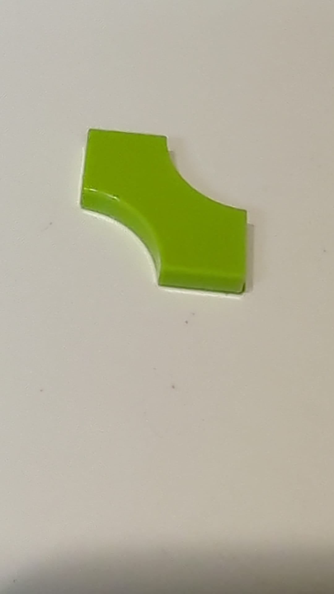 NEU 2 x 2 Fliese, modifiziert mit zwei abgerundeten 1 x 1-Ausschnitten (Doppelpfeil) lindgrün