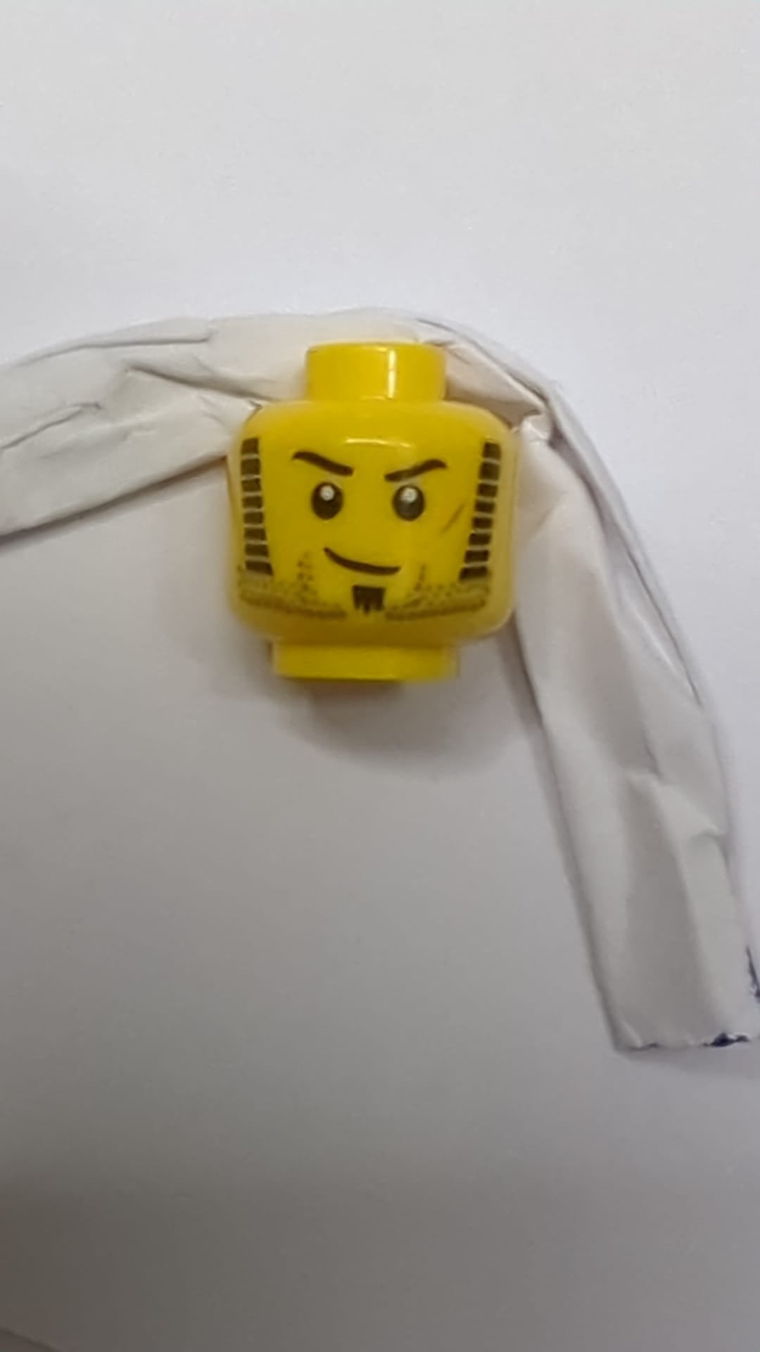 Minifigur, Kopf: Schwarze Augenbrauen, Koteletten und Kinnbart, Dunkelblaugrauer Bartstoppel, Orangefarbene Narbe, Grinsen gelb