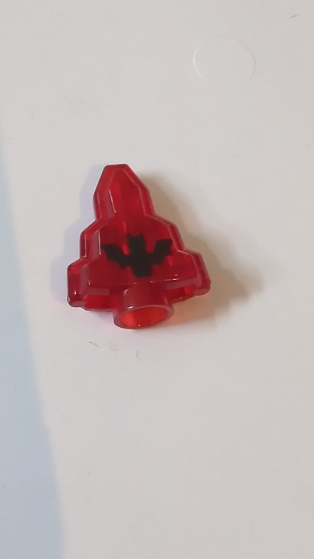 1x2 Kristallstein mit abgestuftem Muster aus schwarzem Fledermaus-Mondstein transparent rot