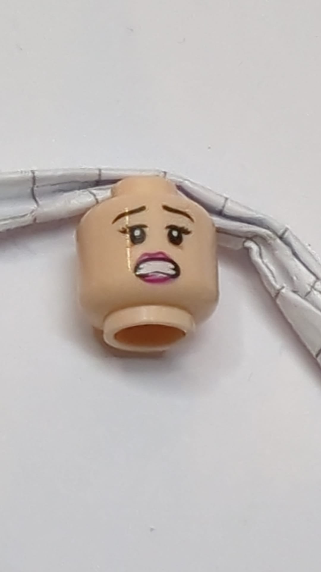 Minifigur, Kopf doppelseitig weiblich dunkelrosa Lippen, Augenbraue hochgezogen / ängstlich Muster "Red Harrington" hellnougat (fleischfarben)
