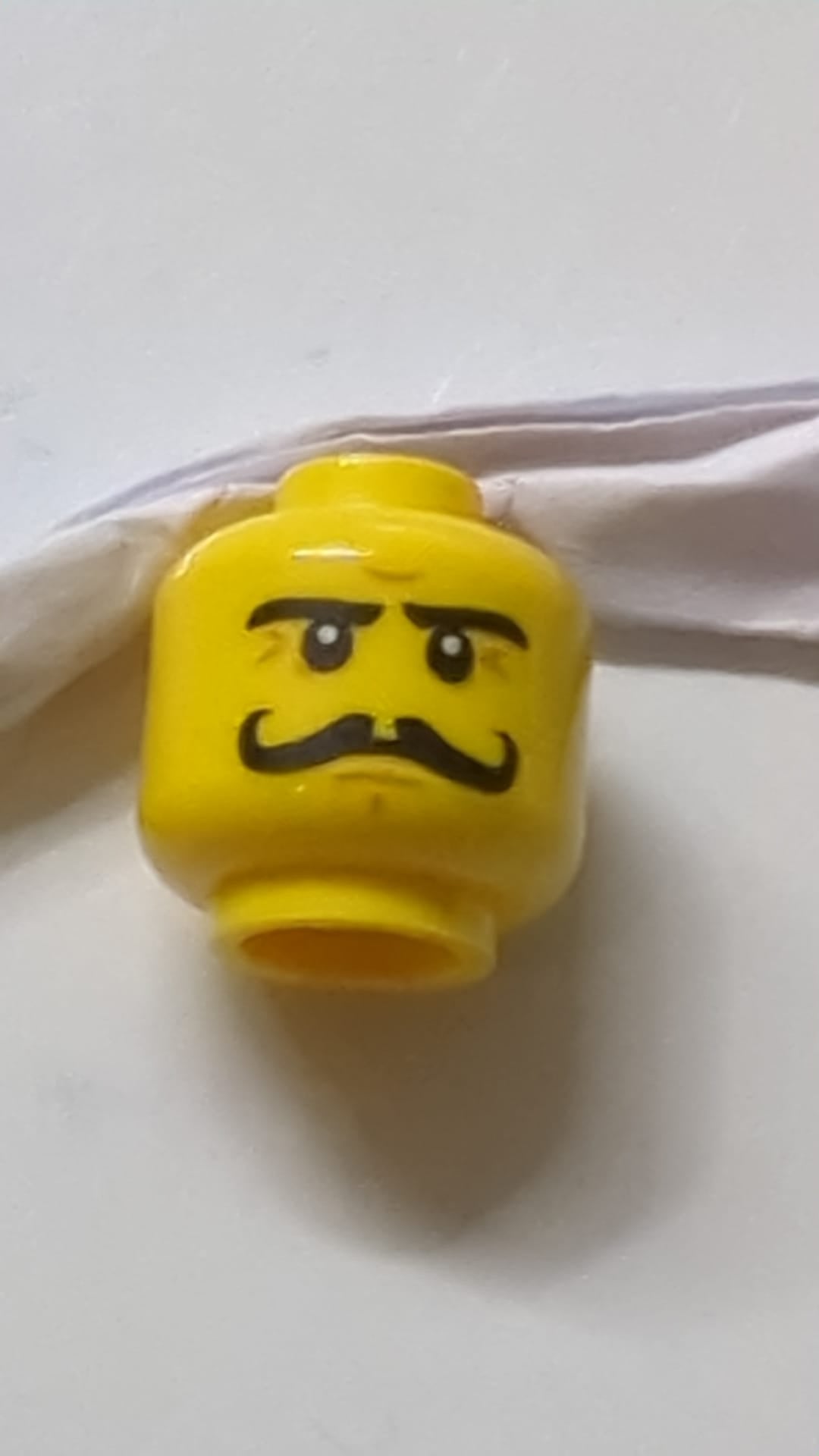Minifigur, Kopf, langer, lockiger Schnurrbart, strenge Augenbrauen, weiße Pupillen gelb