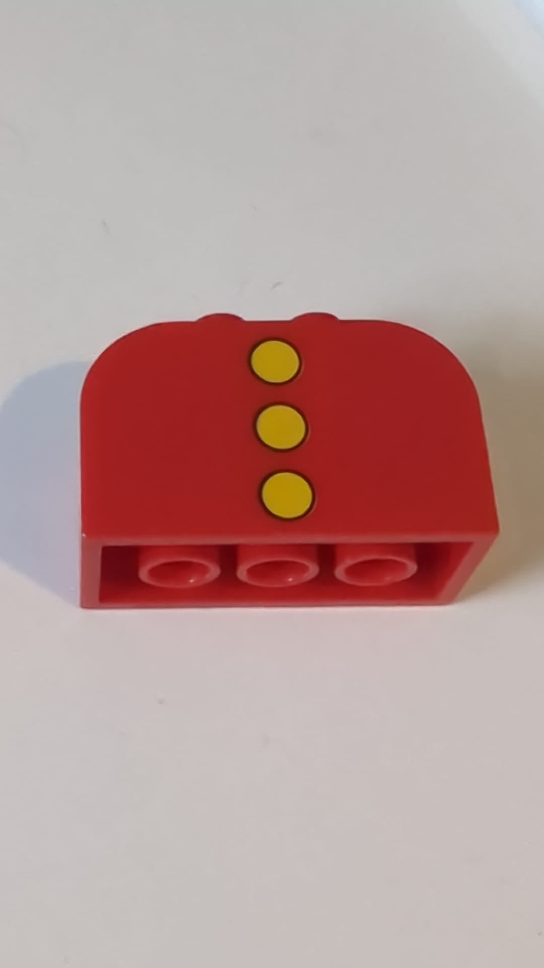4x2x2 Schräge, gebogene Doppelstrebe mit 4 Noppen und 3 gelben Punkten rot