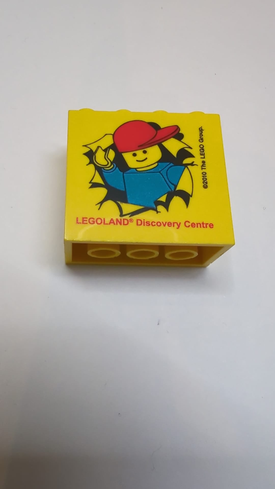 2x4x3 Stein mit Legoland Discovery Centre 2010 Minifigur, die durch ein Mauermuster bricht gelb