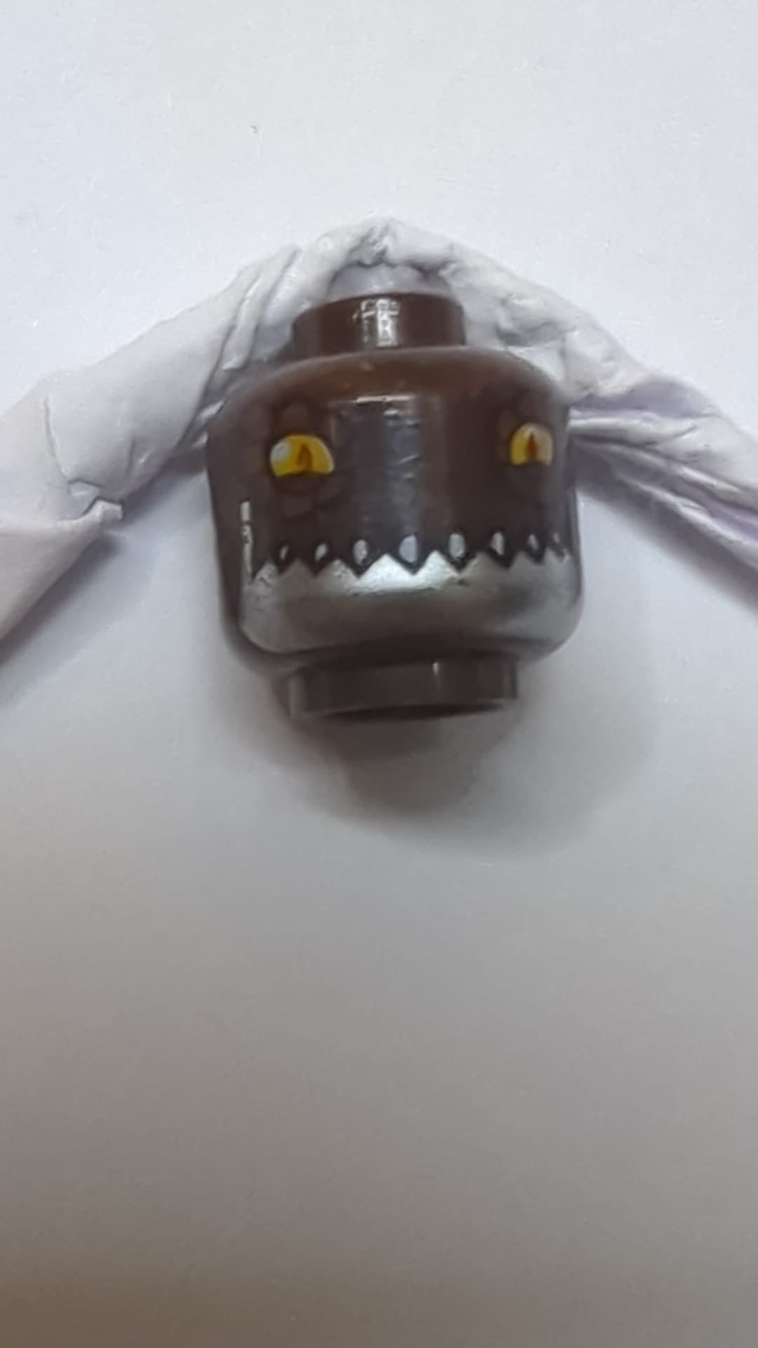 Minifigur, doppelseitiger Alien-Chima-Krokodilkopf mit leuchtend orangefarbenen Augen, dunkelbraun
