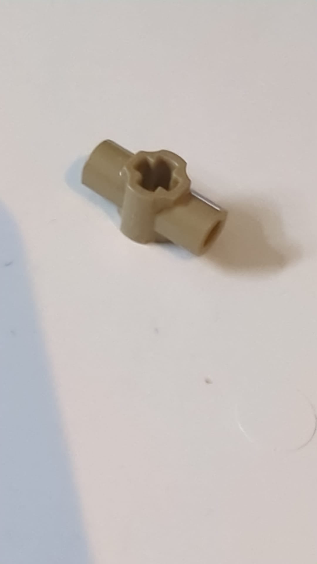 Technic, Achsverbindernabe mit 2 senkrechten Stangenhaltern dunkelbeige