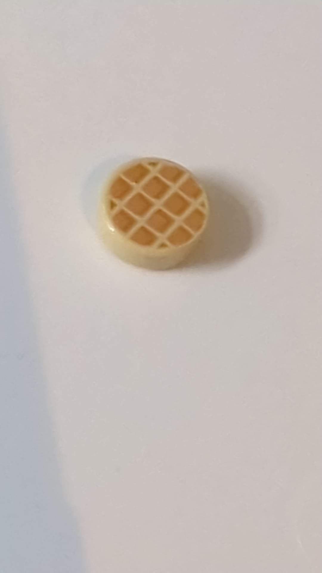 1x1 Fliese, rund, mit Waffelmuster (Nougat-Quadrate mit Rändern in Medium Nougat) beige