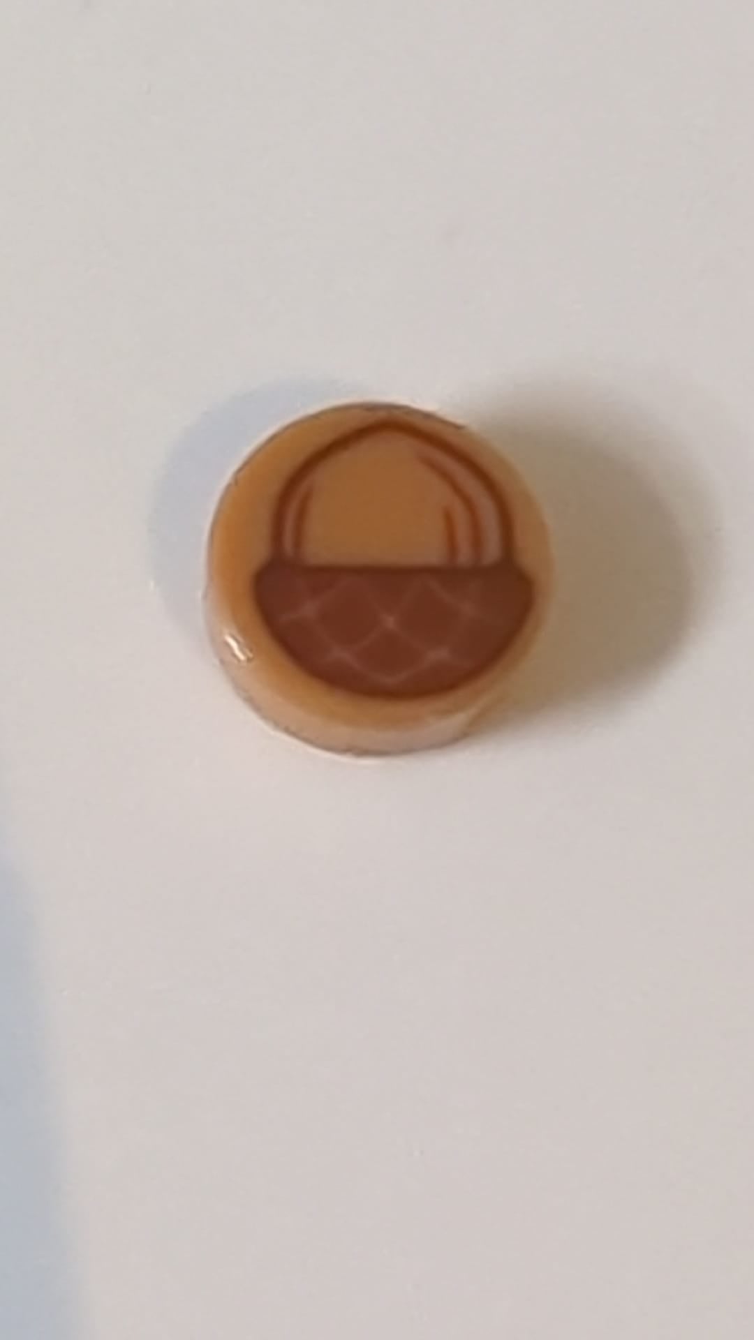 1x1 Runde Fliese mit Eichelmuster und rotbrauner Kappe nougat (medium)