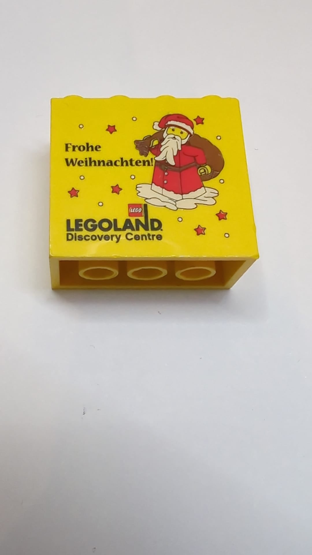 2x4x3 Stein mit Legoland Discovery Center Frohe Weihnachten und Weihnachtsmann-Muster gelb