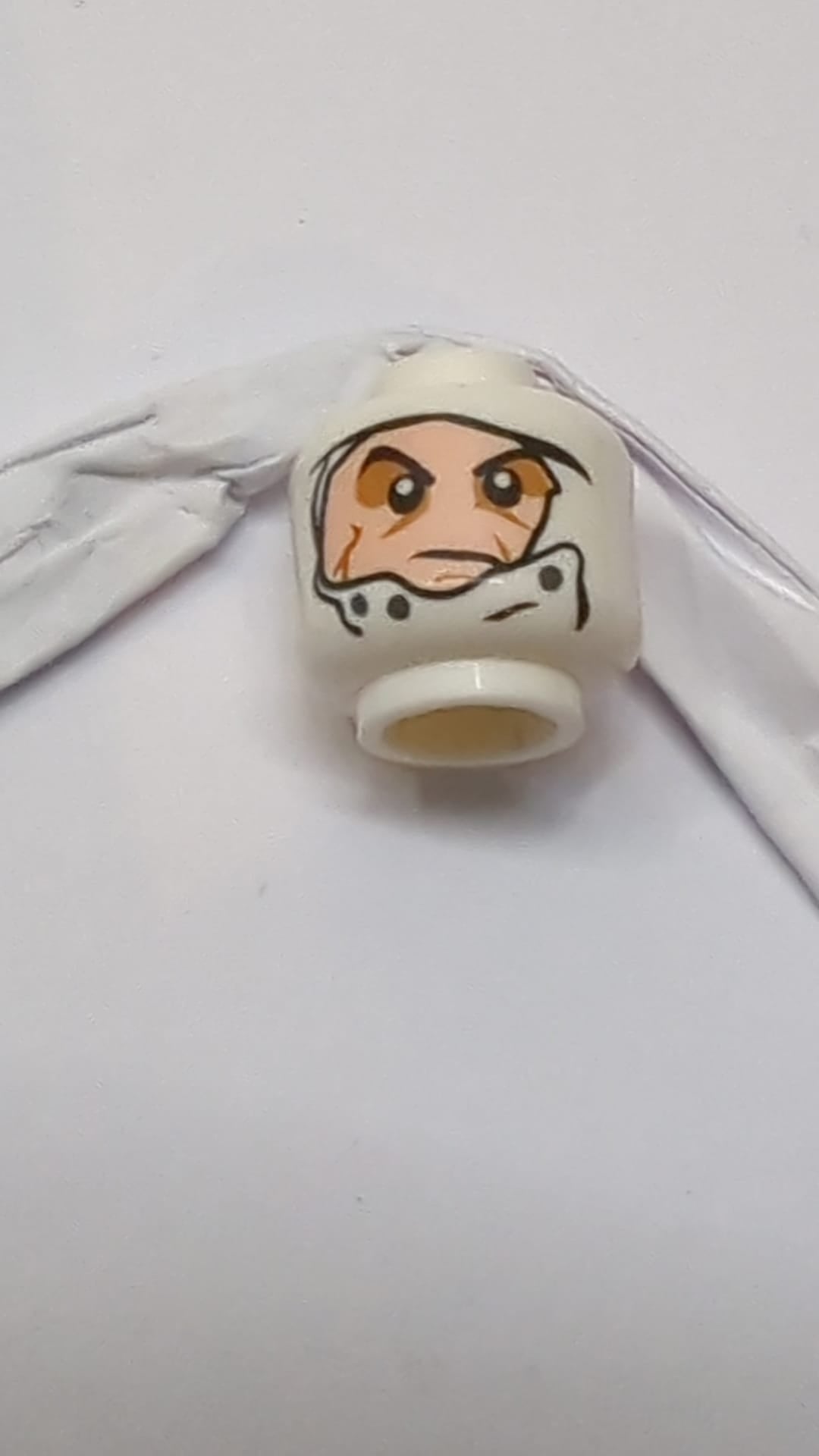 Minifigur, männlicher Kopf mit Kopftuch, hellnougatfarbenem Gesicht, dunkelblaugrauen Knöpfen, dunkelorangefarbener Narbe und mittelnougatfarbenem Lidschattenmuster "Dengar" weiß