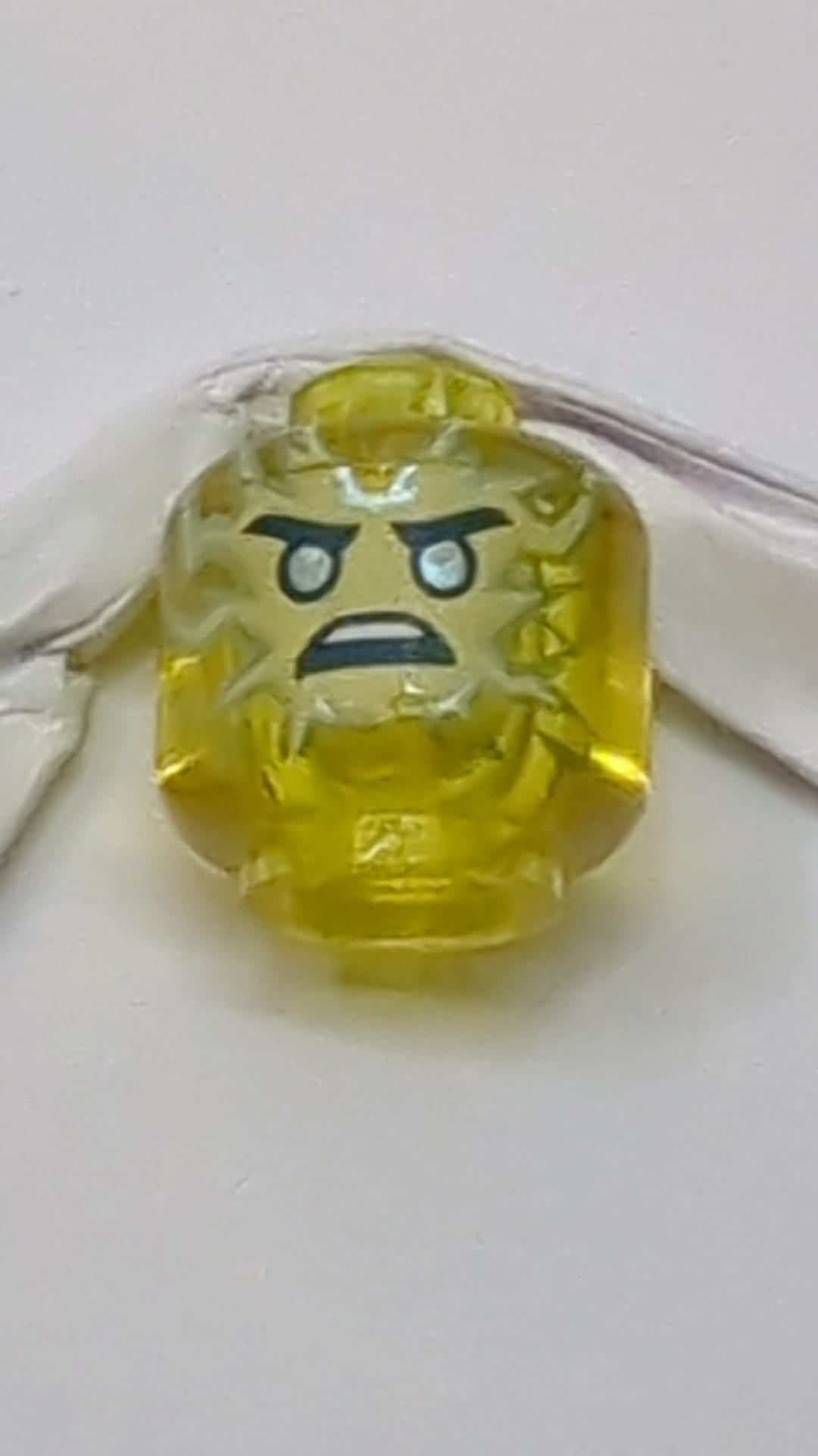 Minifigur, Kopf: hellbraun und silberfarben, Gesicht: Energie, Augen: silberfarben, finsterer Blick transparent gelb