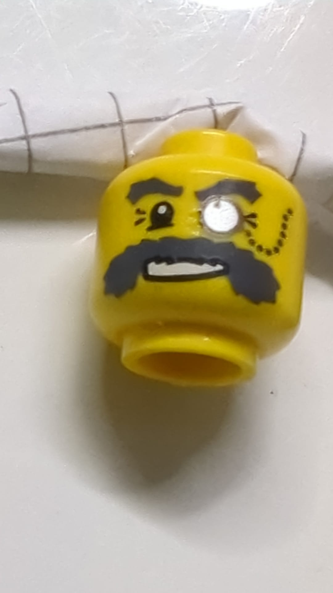 Minifigur, Kopf mit Brille, Monokel an Kette und buschigen, dunkelblaugrauen Augenbrauen und Schnurrbartmuster gelb