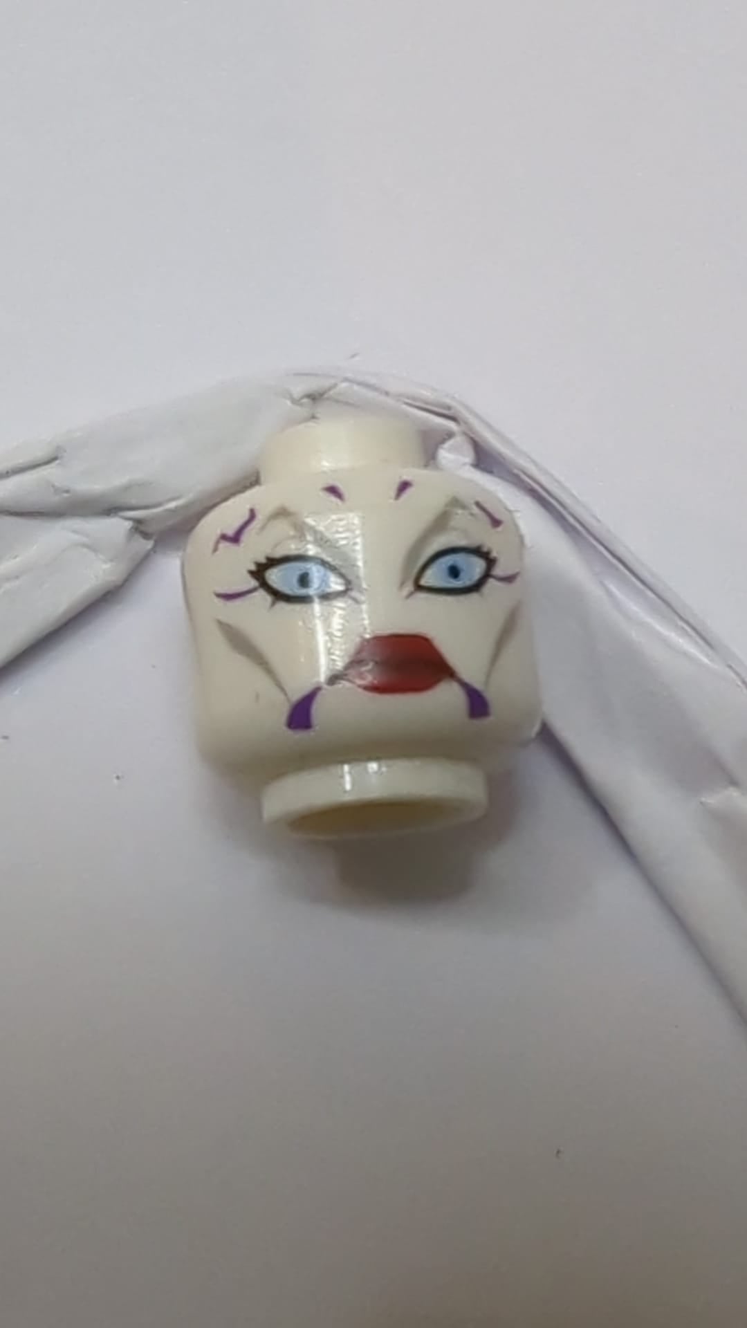 Minifigur, Kopf Alien SW Dathomirian Zabrak mit hellblaugrauen Augenbrauen und Wangenlinien, schwarzen Wimpern, großen hellblauen Augen, dunkelvioletten Markierungen, roten Lippen, Sternmuster weiß