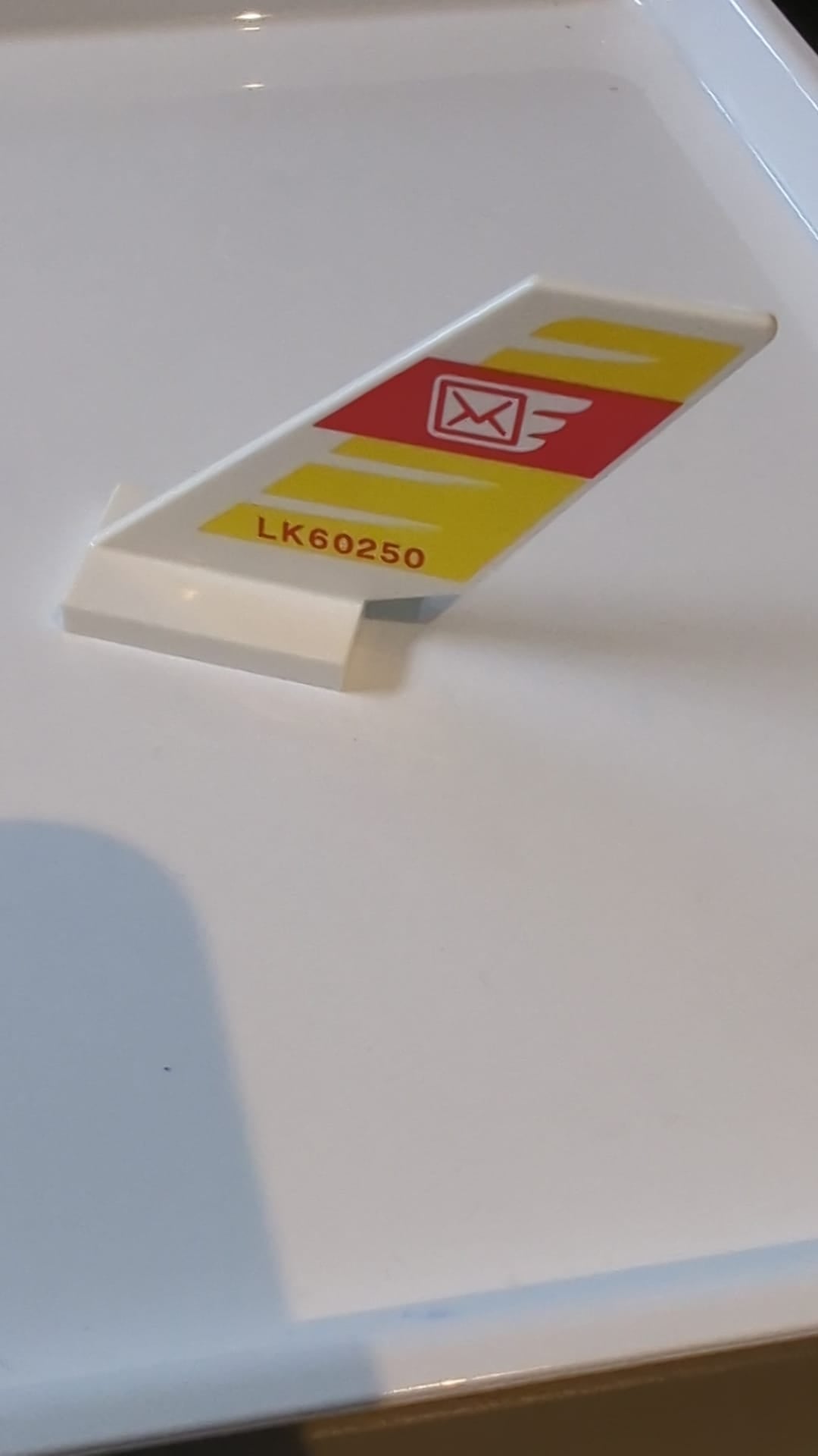 Heckspule mit Luftpostbrief-Logo und „LK60250“-Muster auf beiden Seiten weiß