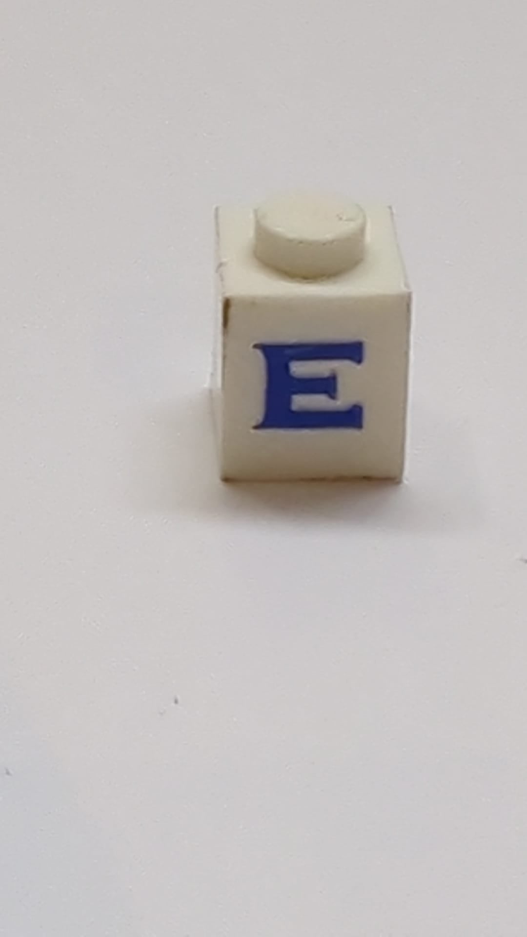 1x1 Stein mit blauem Großbuchstaben-E-Muster Serifenschrift weiß
