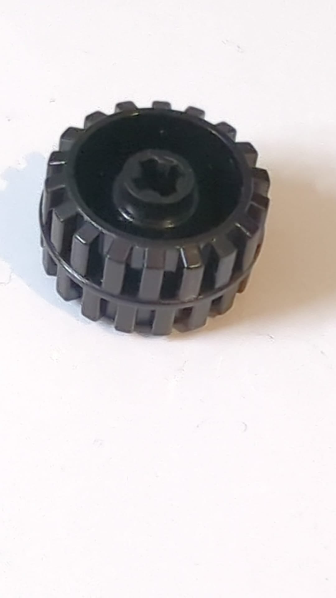 Rad, klein, breit, aus hartem Kunststoff, mit Aussparung für Radhalterungsstift schwarz
