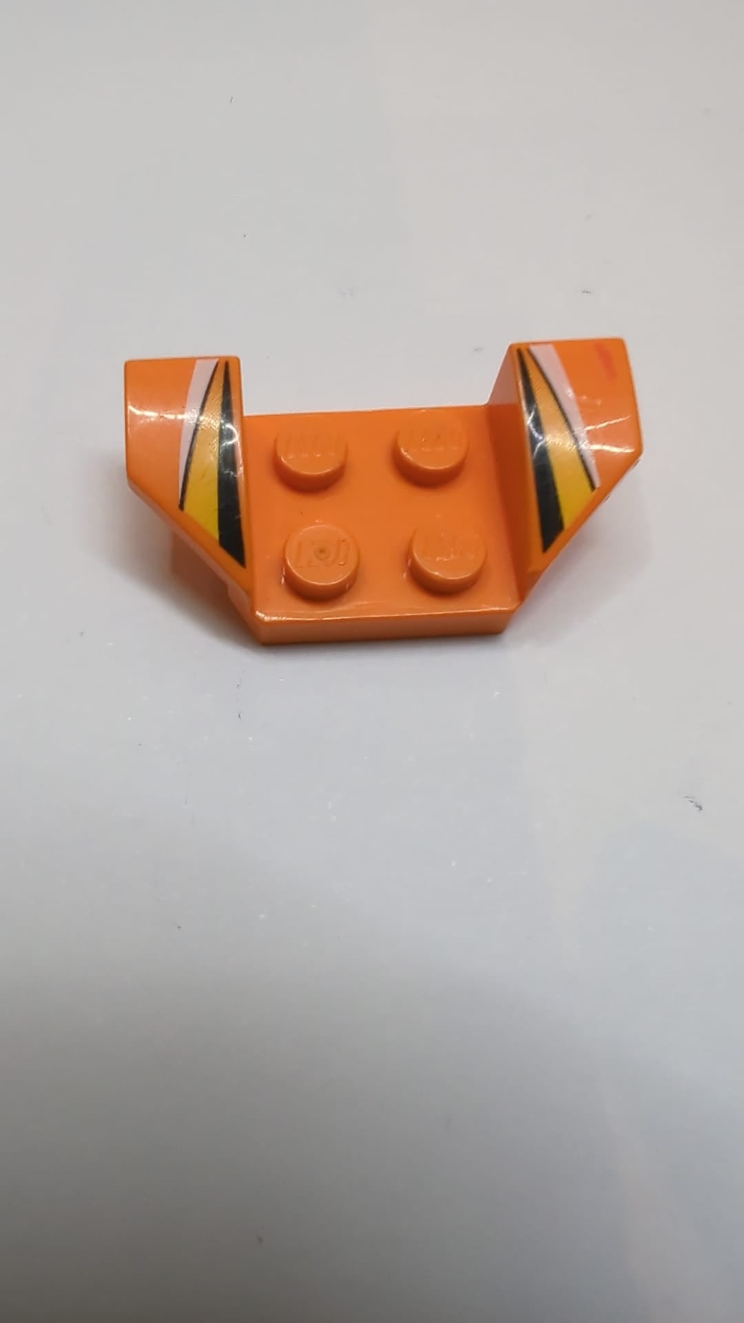 2x4 Fahrzeug, Kotflügel mit ausgestellten Flügeln, weißen Dreiecken, schwarzen geschwungenen Linien und rotem Farbverlauf orange