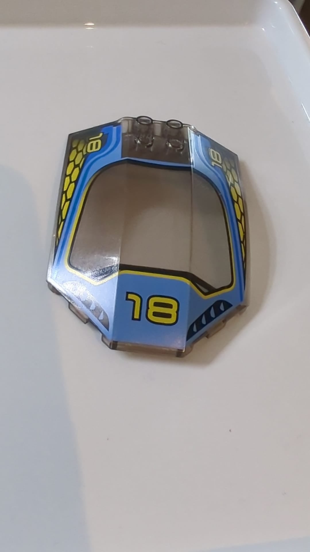8x6x2 Windschutzscheibe gebogene, abgeschrägte Seiten mit „18“ und blau/gelbem Rennmuster transparent braun (alt: schwarz)