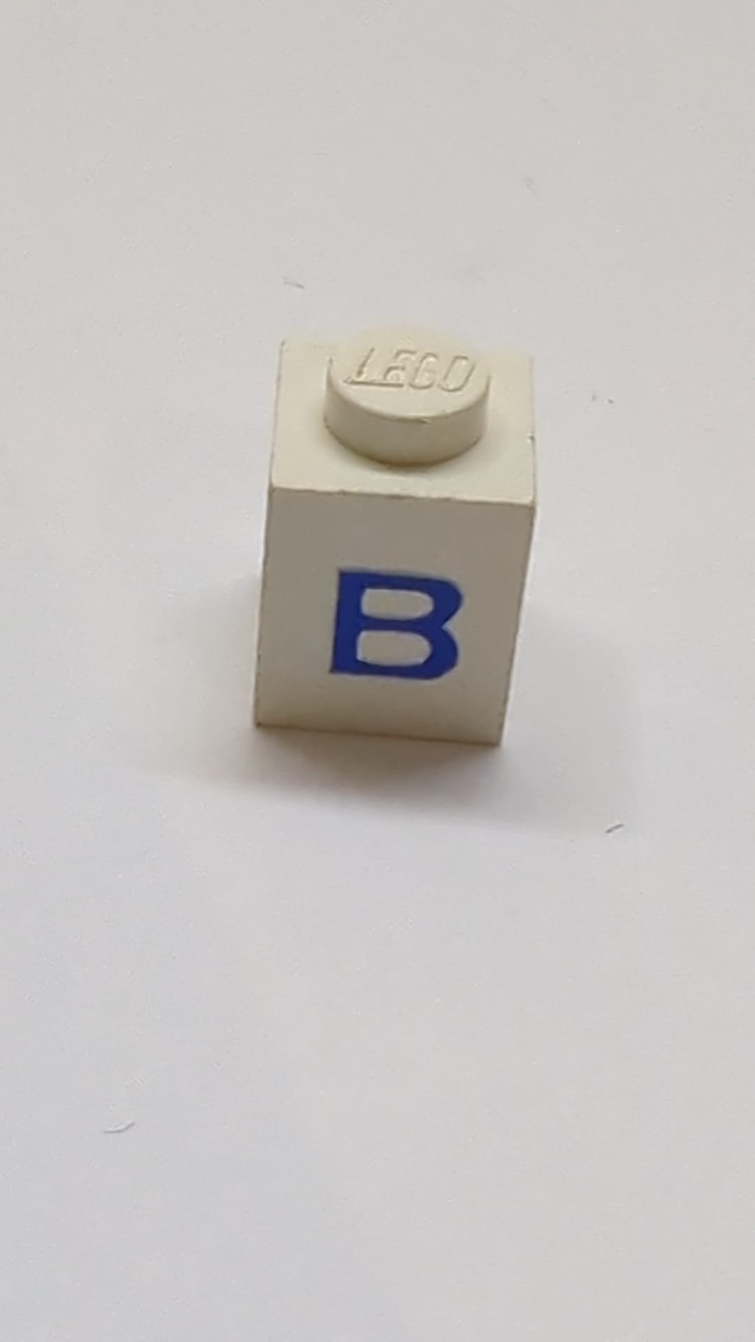 1x1 Stein mit blauem Großbuchstaben-B-Muster weiß