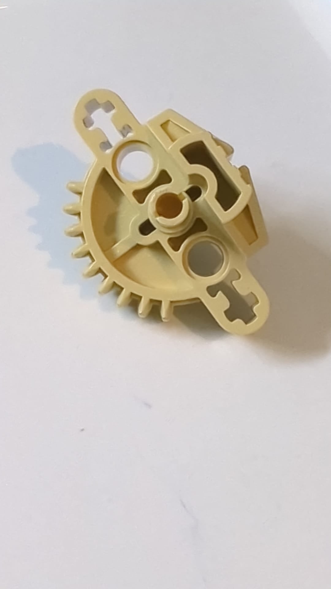 Bionicle Matoran-Torso, Zahnrad mit 9 Zähnen, 3 Achsenlöchern und 2 Stiftlöchern beige tan