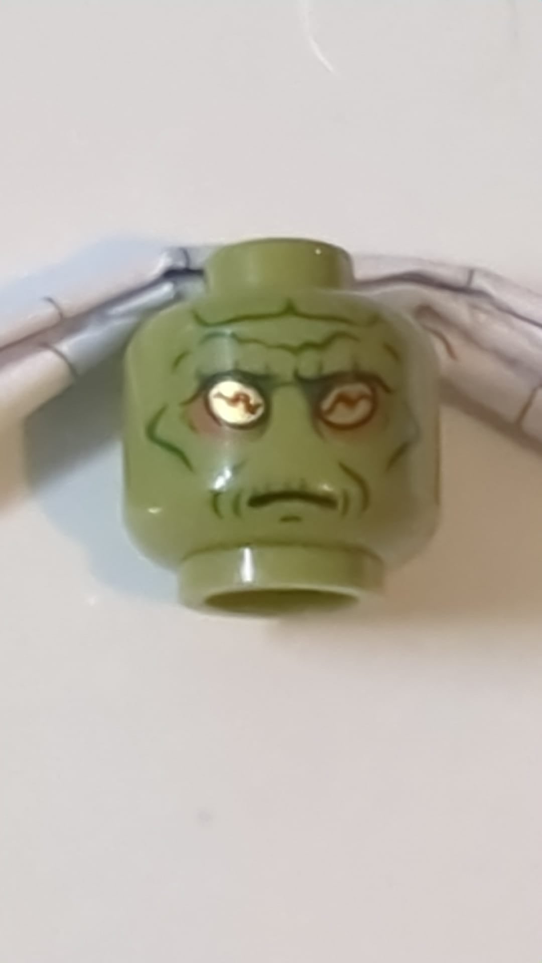 Minifigur, Kopf eines Aliens mit grünem Faltenmuster eines SW-Neimoidianischen Kriegers olivgrün
