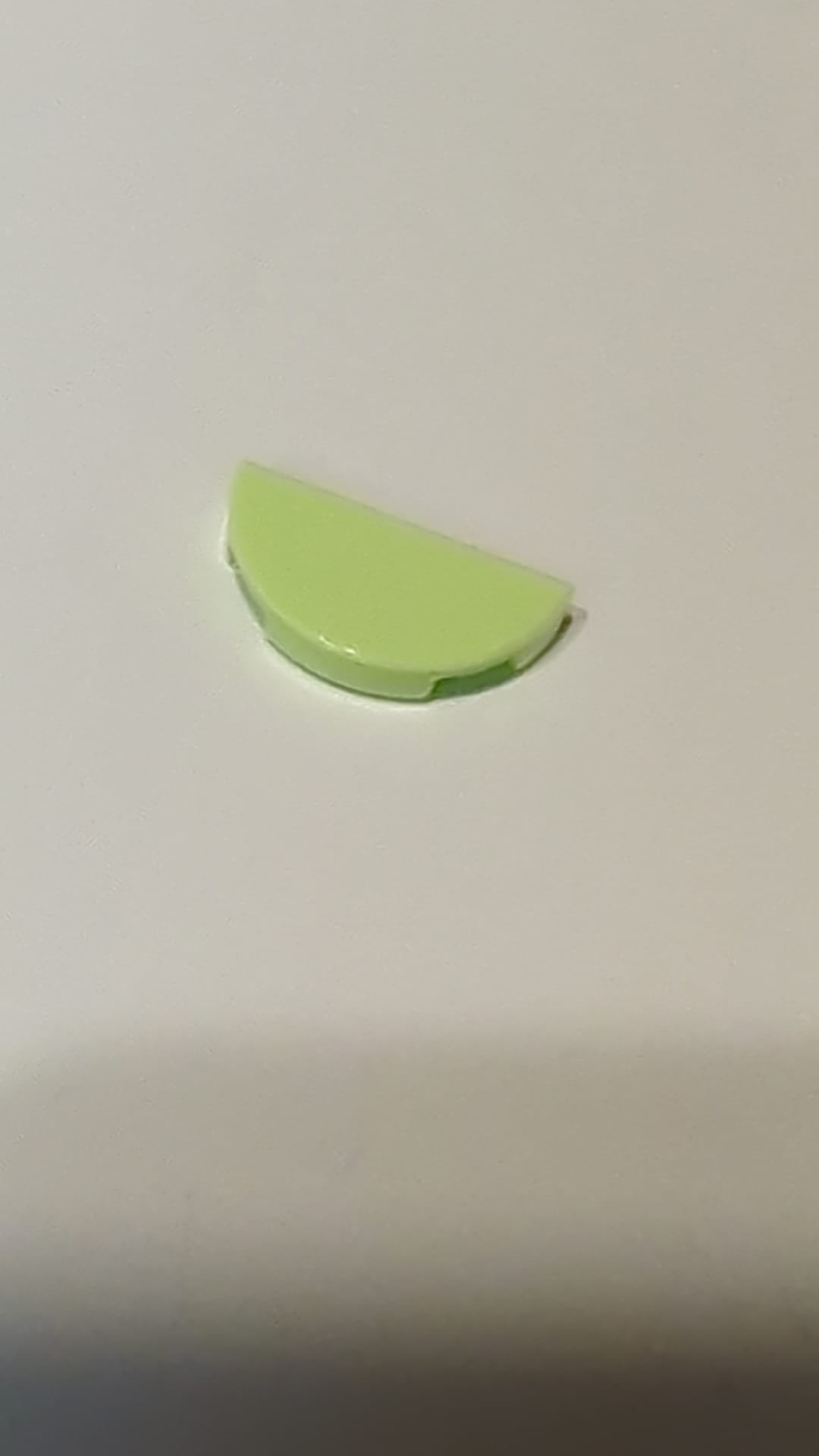 NEU 1 x 2 Fliese rund (halb) mintgrün