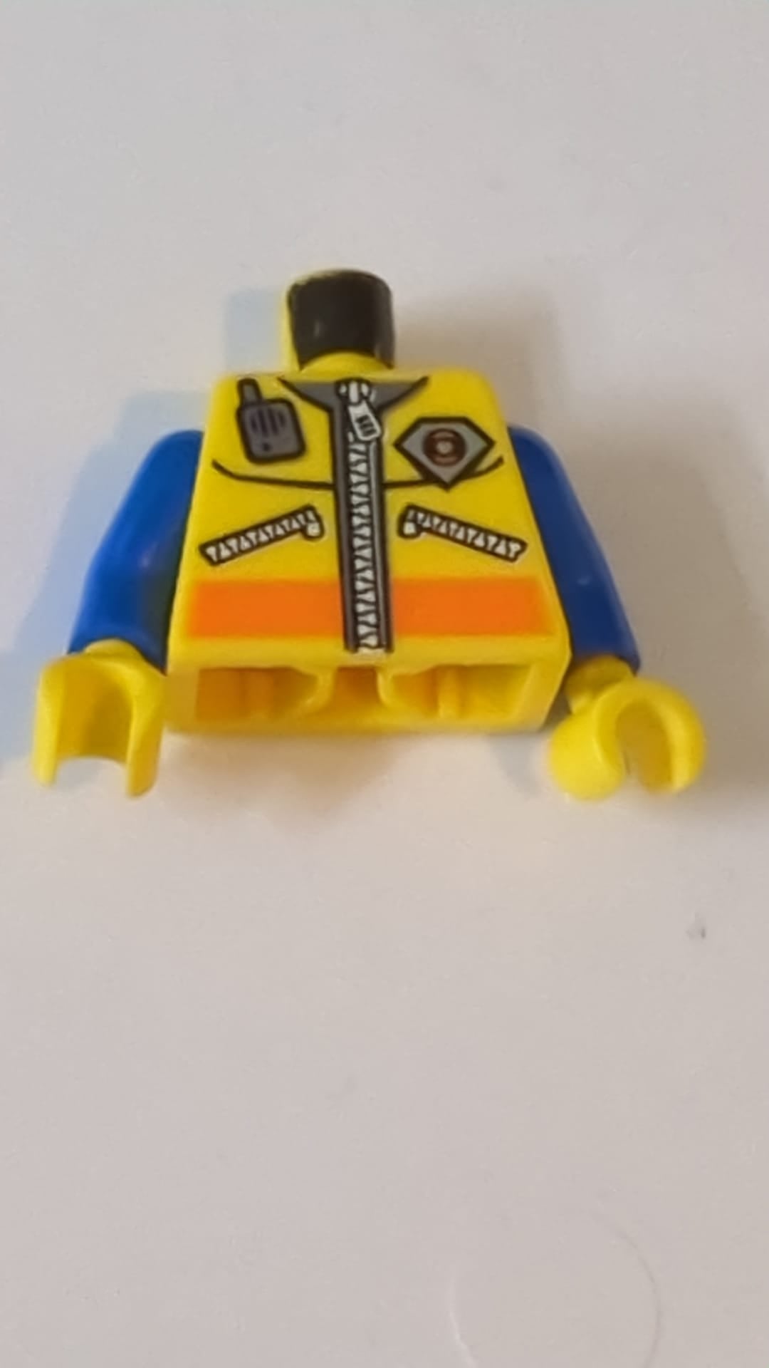 Torso-Jacke mit orangefarbenem Streifen, silbernen Reißverschlüssen, dunkelblaugrauem Kragen und Logo der Küstenwache der Stadt, Funkmuster / blaue Ärmel / gelbe Hände gelb