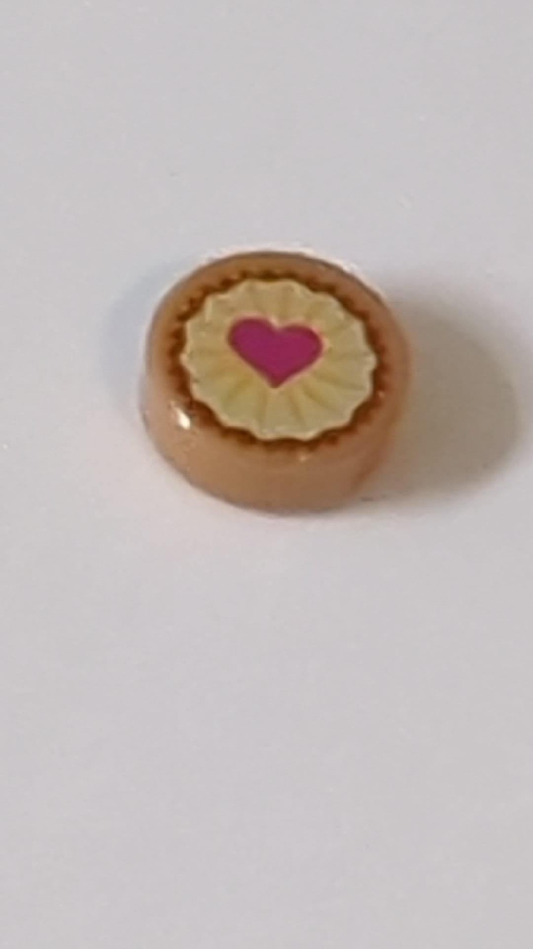 1x1 Fliese, rund mit Gebäck-Motiv (magenta Herz auf hellgelbem Zuckerguss) nougat (medium)