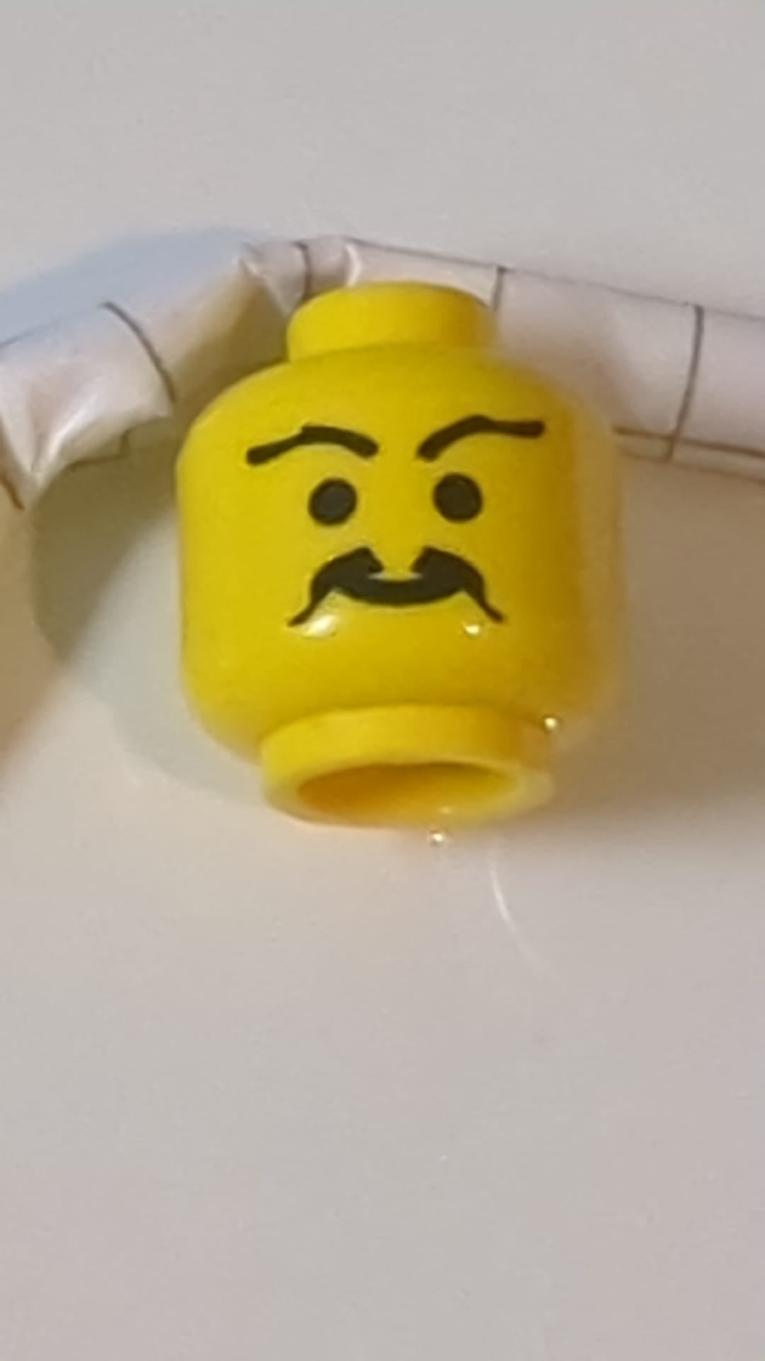 Minifigur, Kopf, lockiger und gespaltener Schnurrbart, langes, gewelltes Augenbrauenmuster gelb