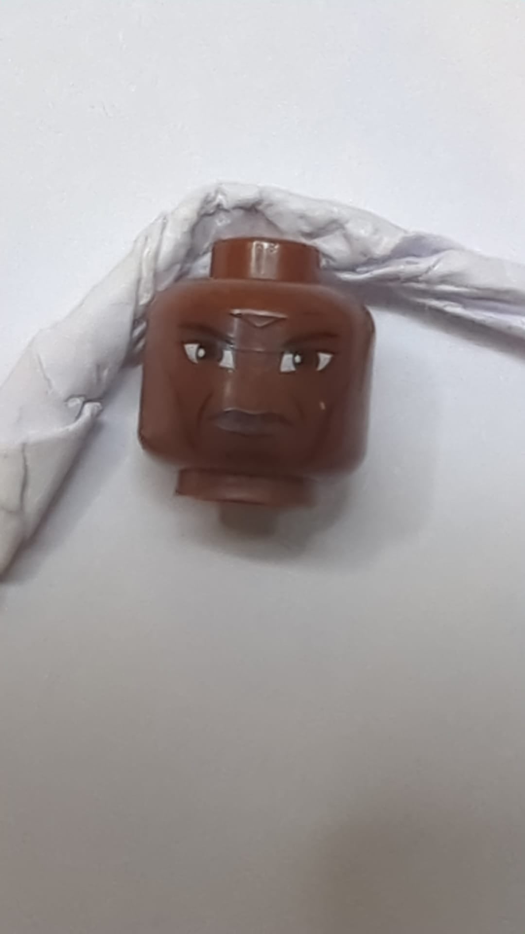 Minifigur, männlicher Kopf, Stirn- und Wangenlinien, Stirnfaltenmuster „SW Clone Wars Streitkolben“ neubraun