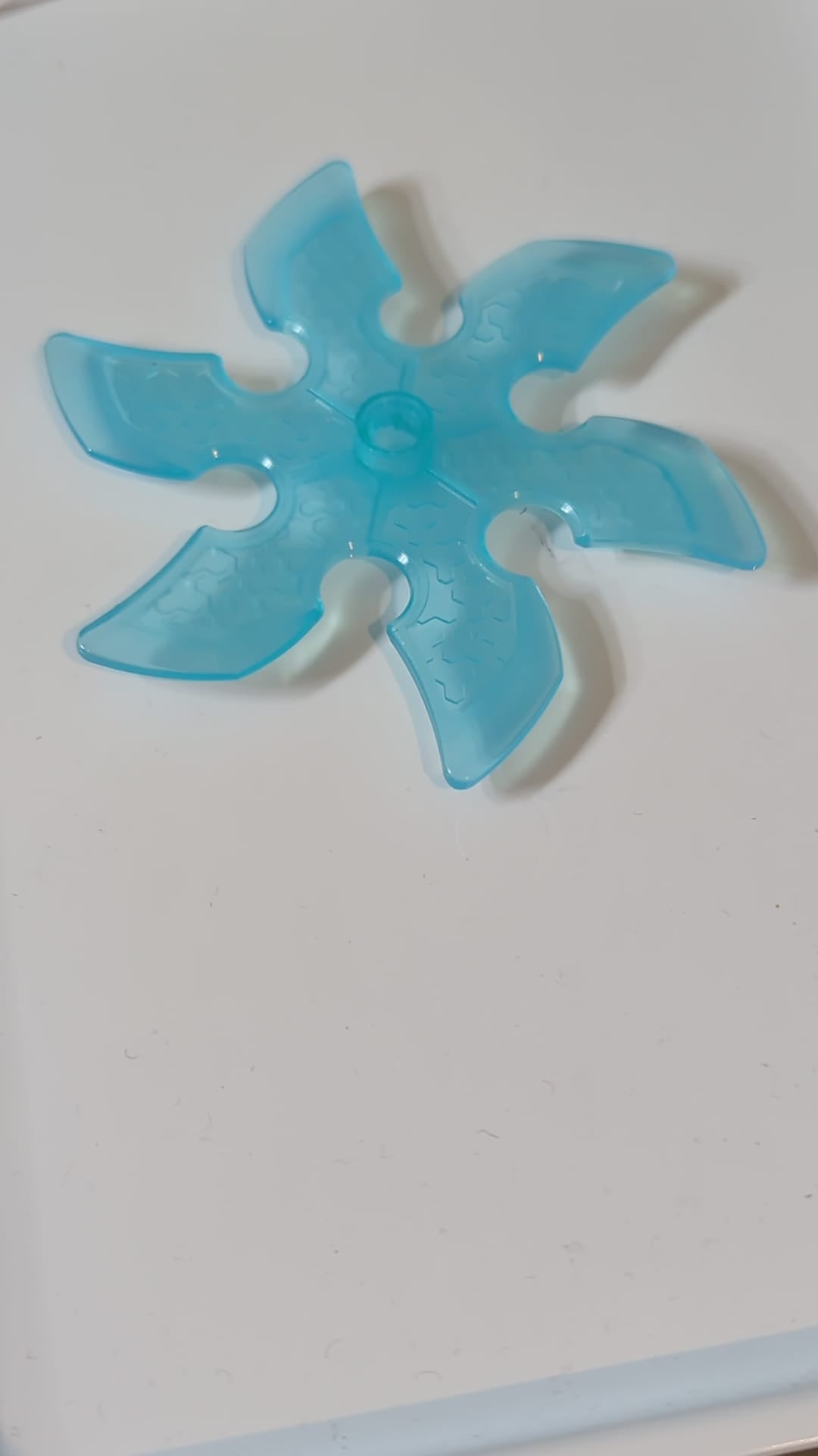 Technic Kreissägeblatt mit Stiftloch und sechs Zähnen „Großer Shuriken-Wurfstern“ transparent hellblau