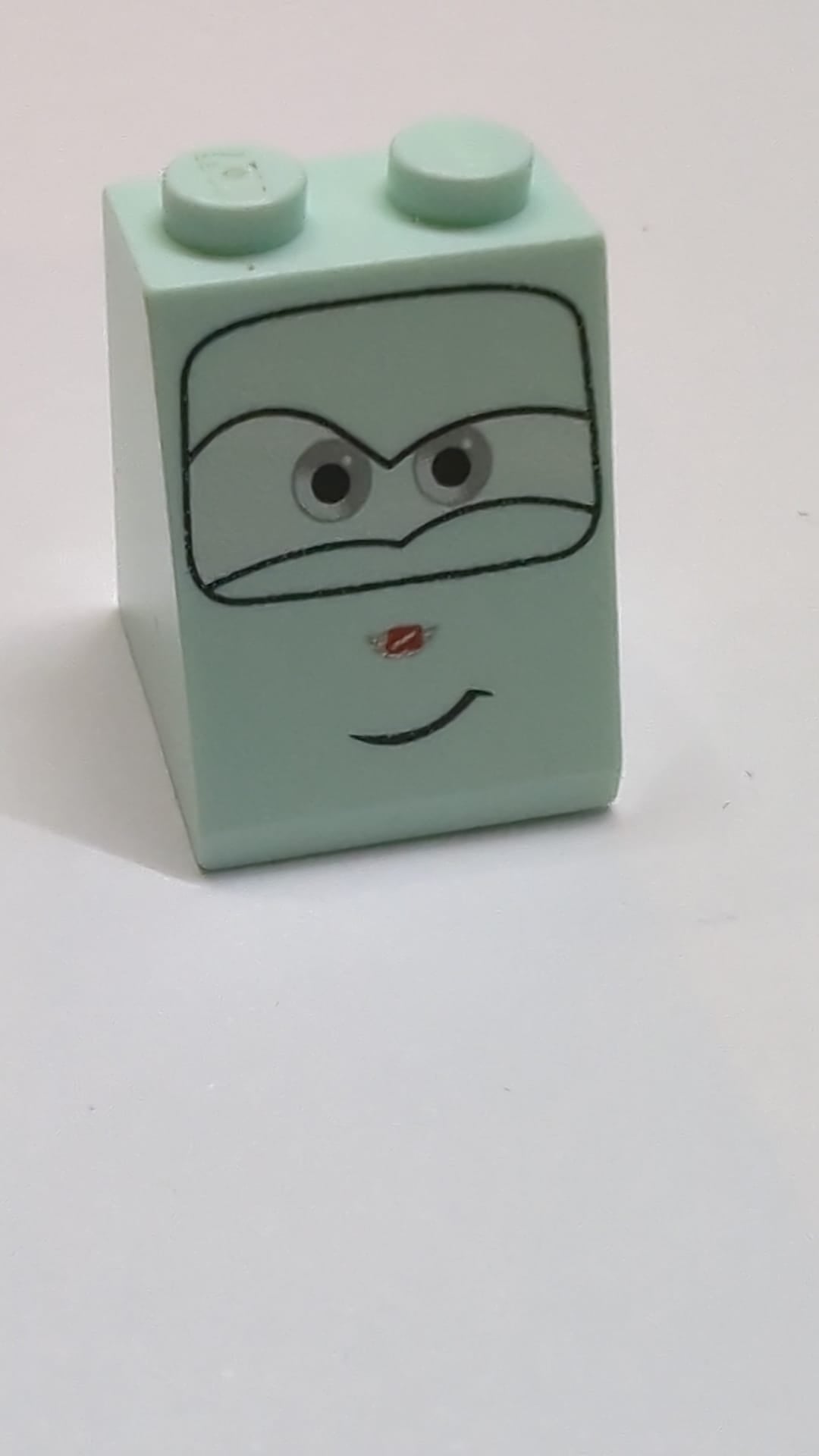 Schräge 65 2 x 2 x 2 mit Bodenrohr mit grauen Augen und schiefem Lächeln-Muster hellaqua