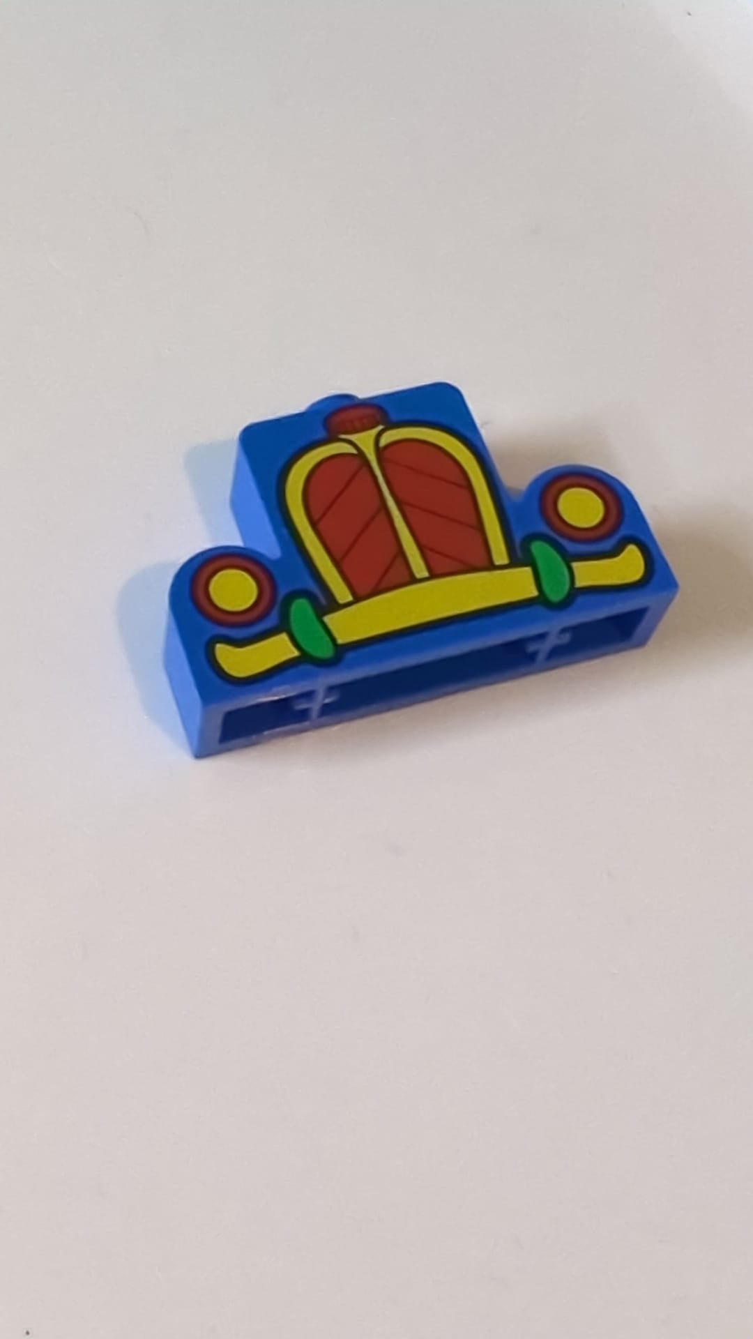 1x4x2 Modifizierter Mittelnoppen-Oberteil mit rotem, gelbem und grünem Kühlergrill, Scheinwerfern und Stoßstangenmuster blau