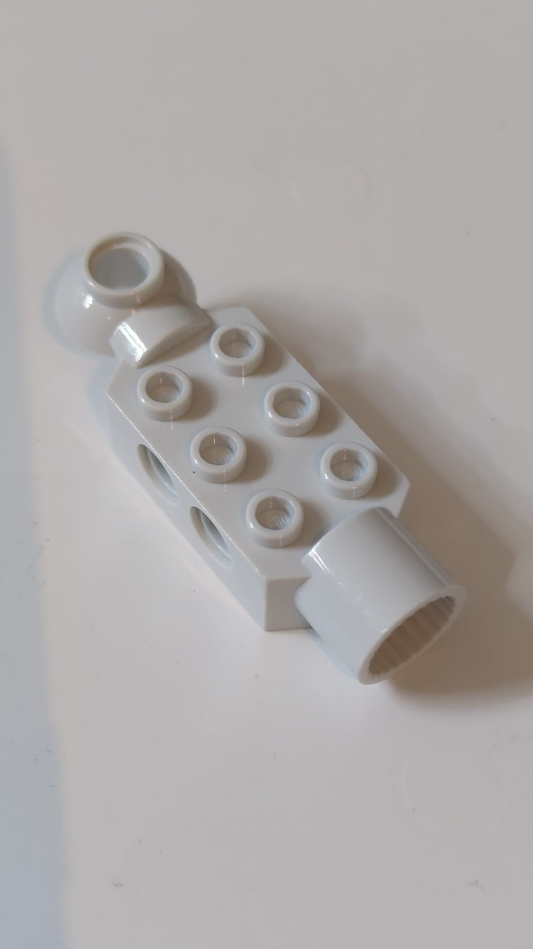 2x3 Technic, modifizierter Stein mit Stiftlöchern, Kugelgelenk (halb horizontal) und Drehgelenkbuchse helles neuhellgrau