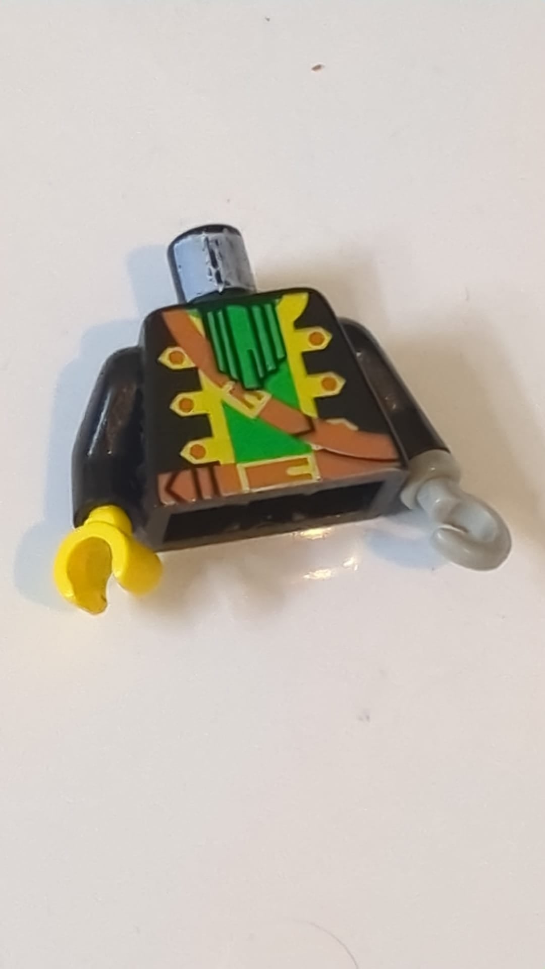 Offene Piratenkapitänsjacke mit gelbem Besatz über grünem Hemd mit Kragenrüsche, braunem Riemen und Gürtel mit Schnallenmuster / Schwarze Ärmel / Hellgrauer Haken links / Gelbe Hand rechts schwarz