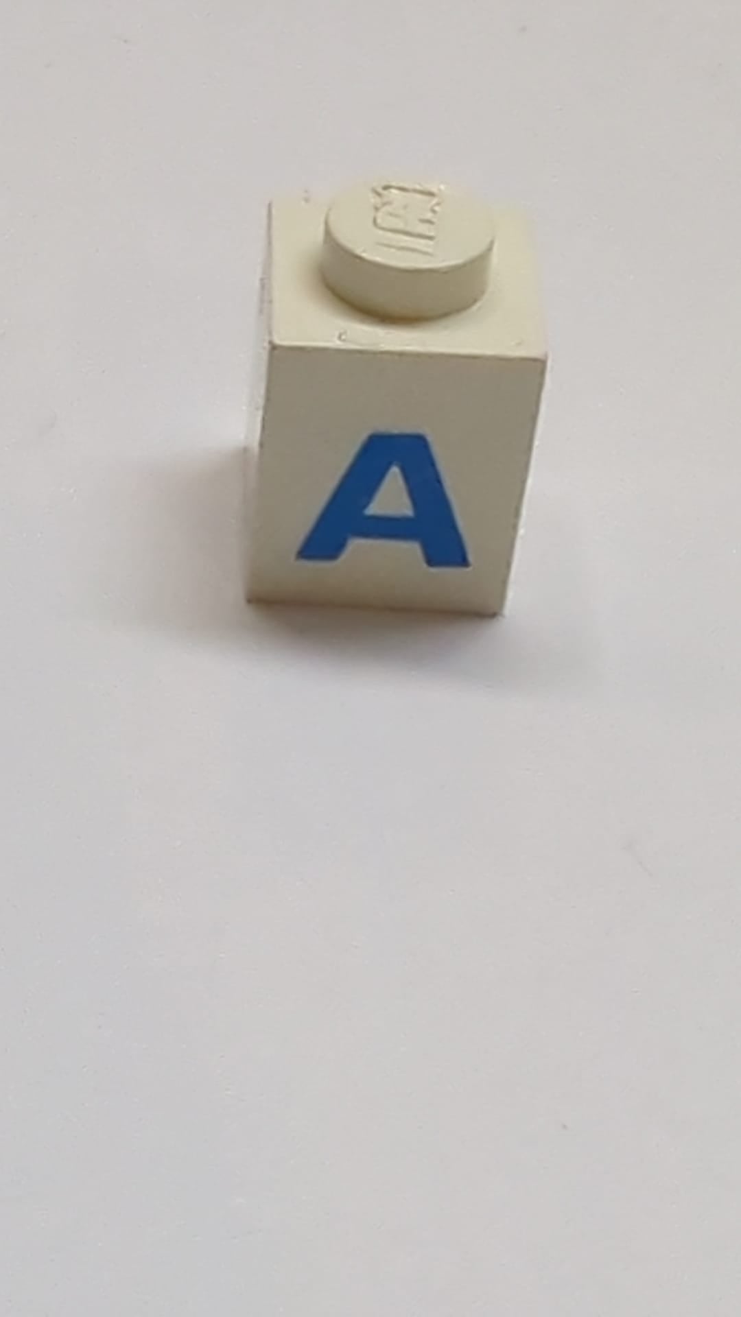 1x1 Stein mit blauem Großbuchstaben A Muster Fettschrift weiß