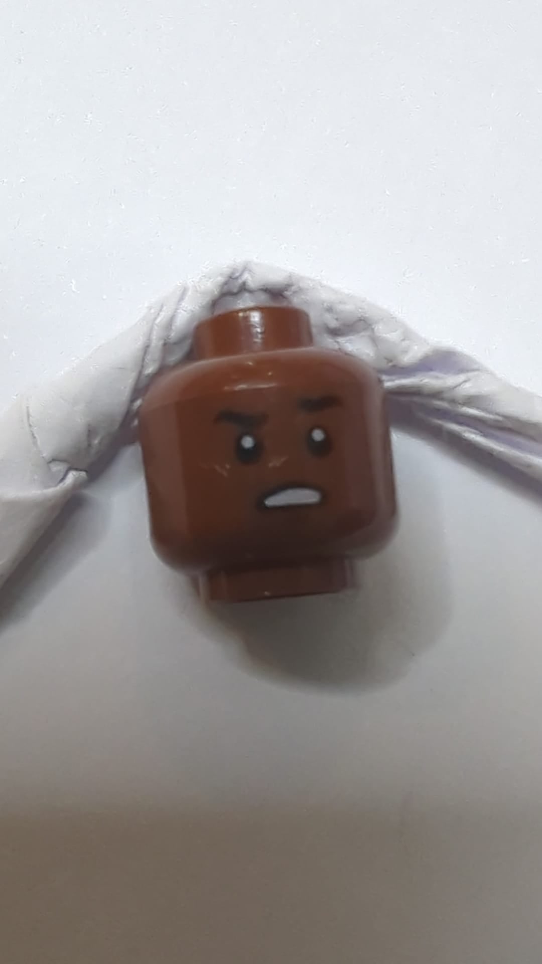 Minifigur, Kopf: Doppelseitige schwarze Augenbrauen, linke hochgezogen, dunkelbraunes Grübchen am Kinn, strenger/offener Mund mit finsterem Blick und Zähnen neubraun